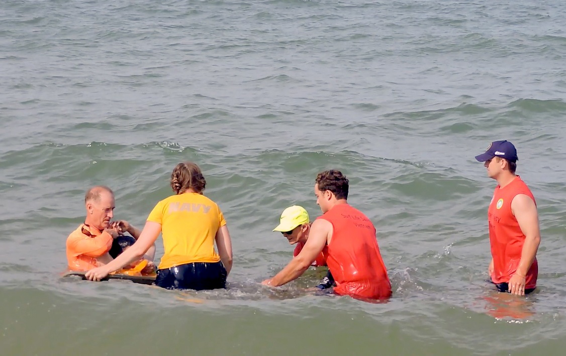 Hai quan My huan luyen cuu nan tren bien Nha Trang hinh anh