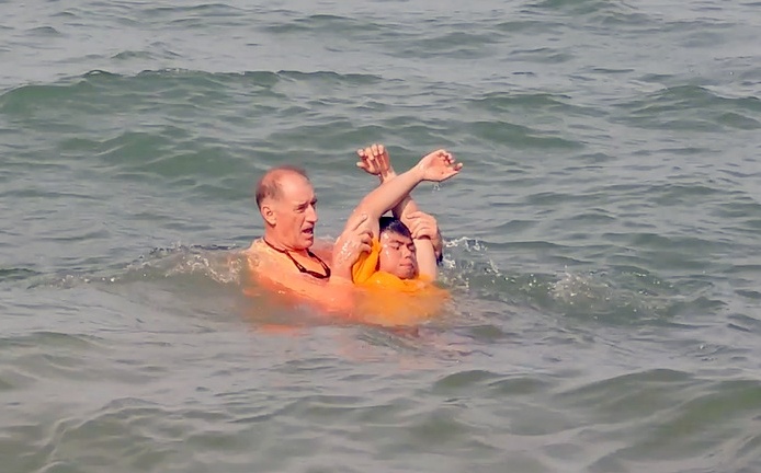 Hai quan My huan luyen ky nang cuu nguoi bi duoi nuoc tren bien hinh anh