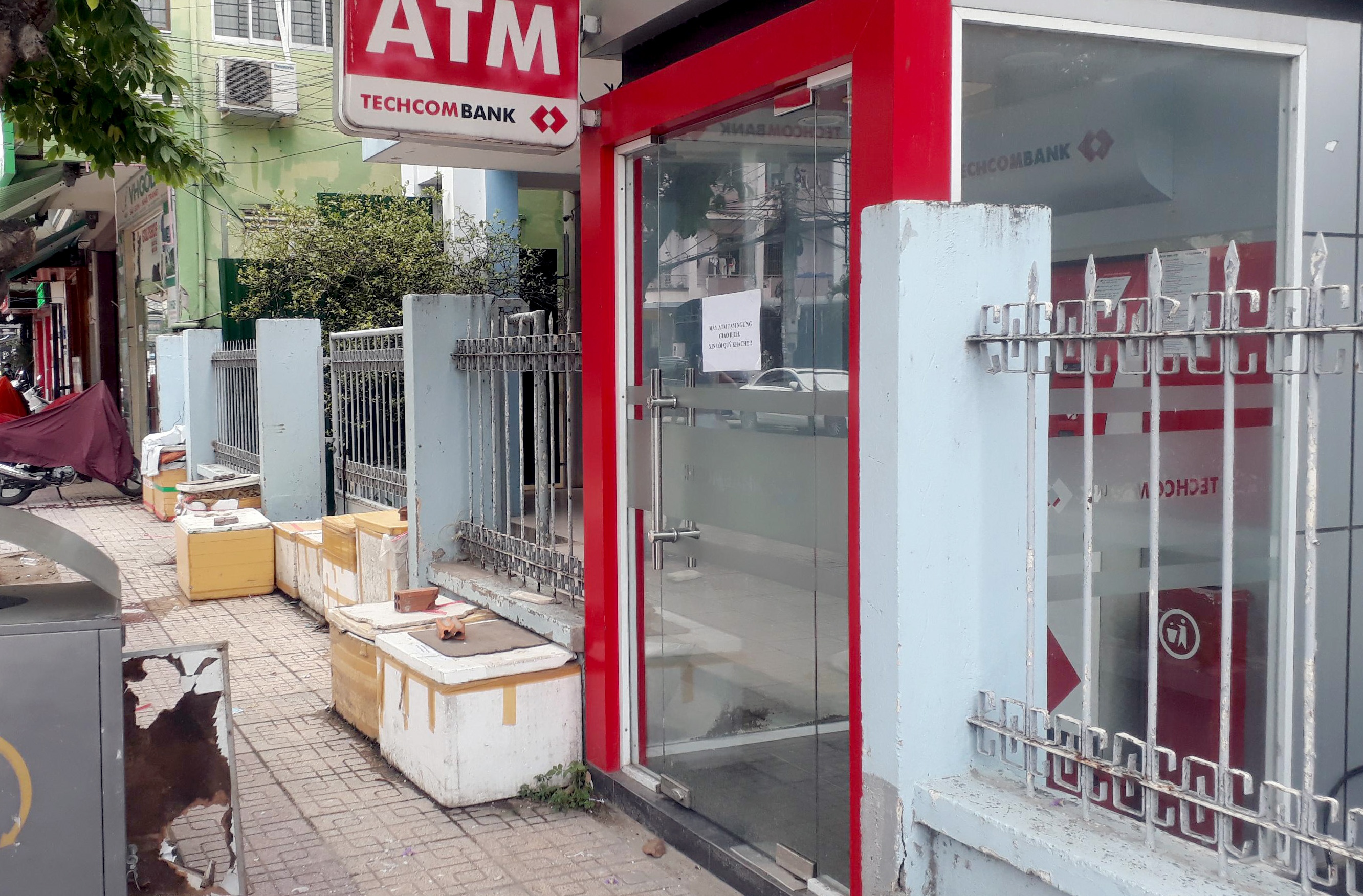 Cam xuat canh mot du khach Nga pha ATM, lap thiet bi trom du lieu hinh anh