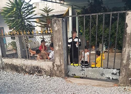 Be trai 2 tuoi tu vong tai nha giu tre khong phep hinh anh