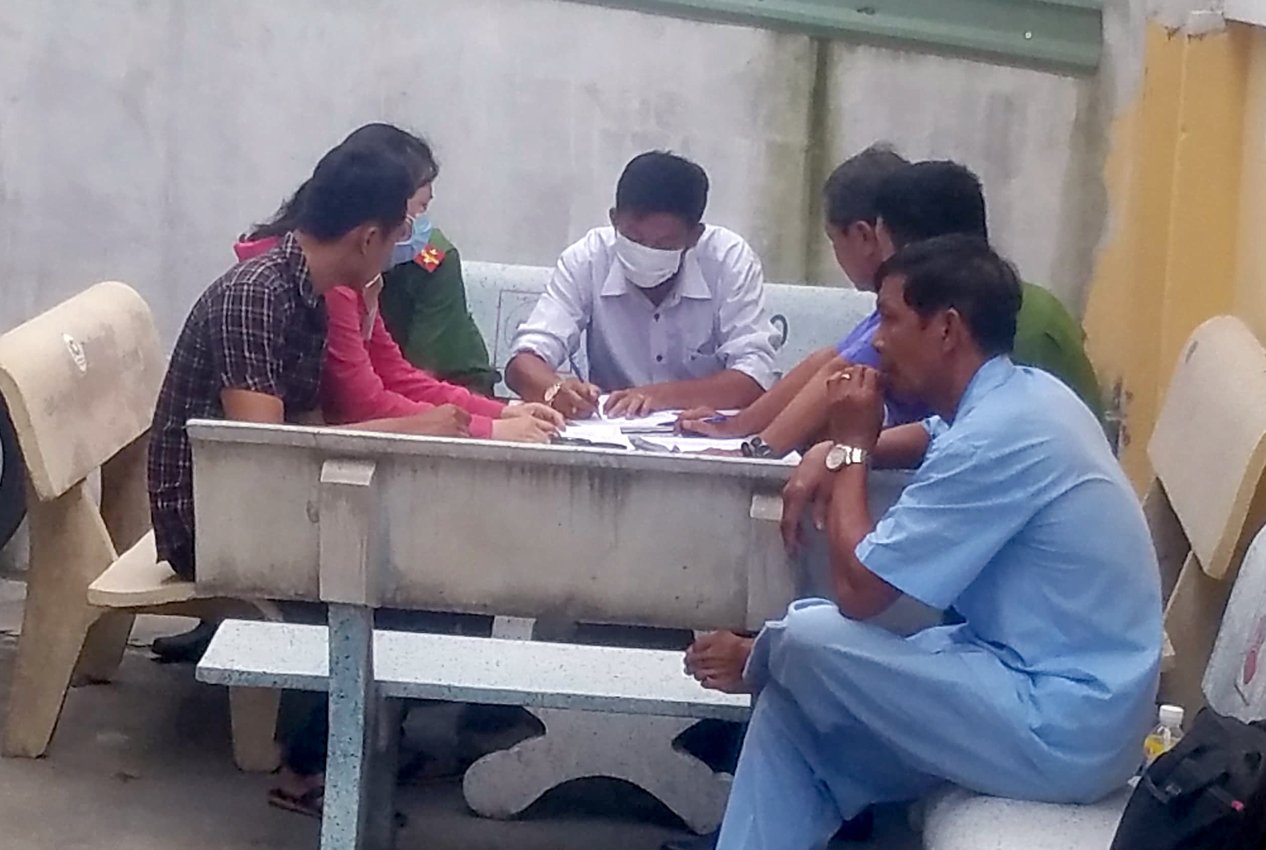 Be gai 4 tuoi tu vong sau trieu chung dau bung o nha tre tu hinh anh