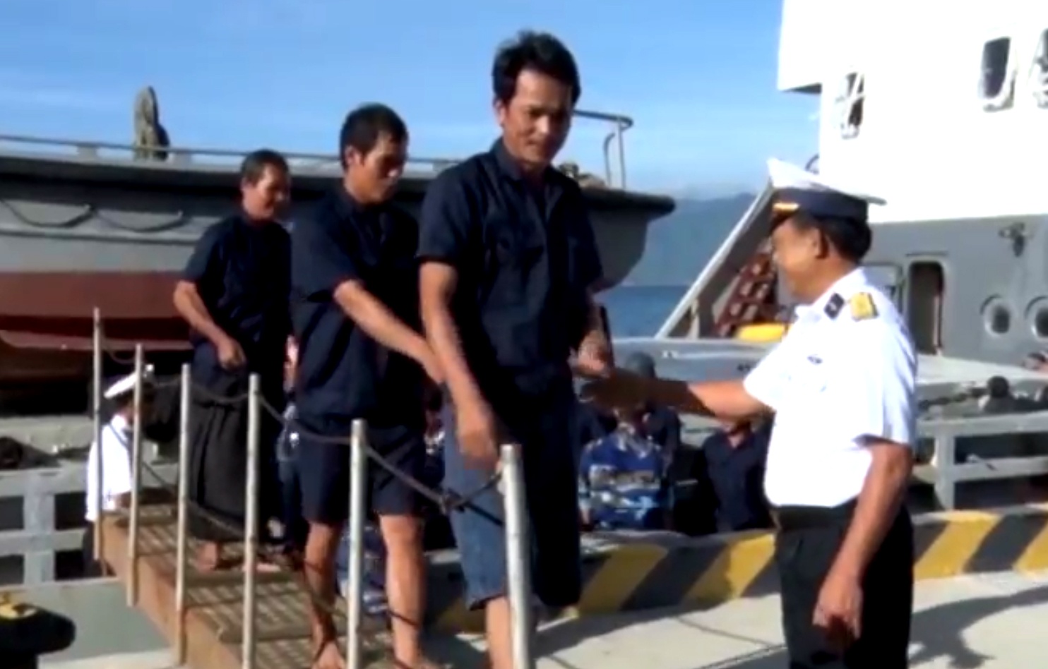 31 ngu dan gap nan khi tau chim o Truong Sa da ve bo an toan hinh anh