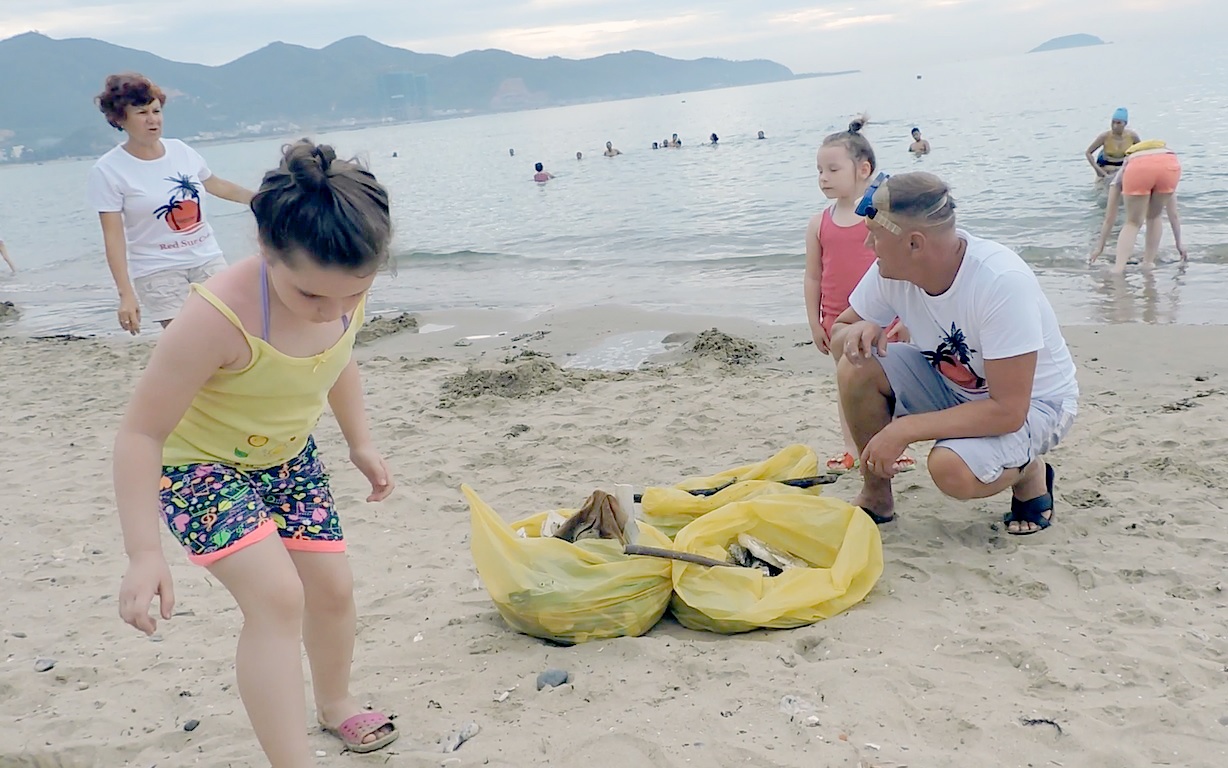 Khach Tay lap nhom don rac tren bien Nha Trang hinh anh