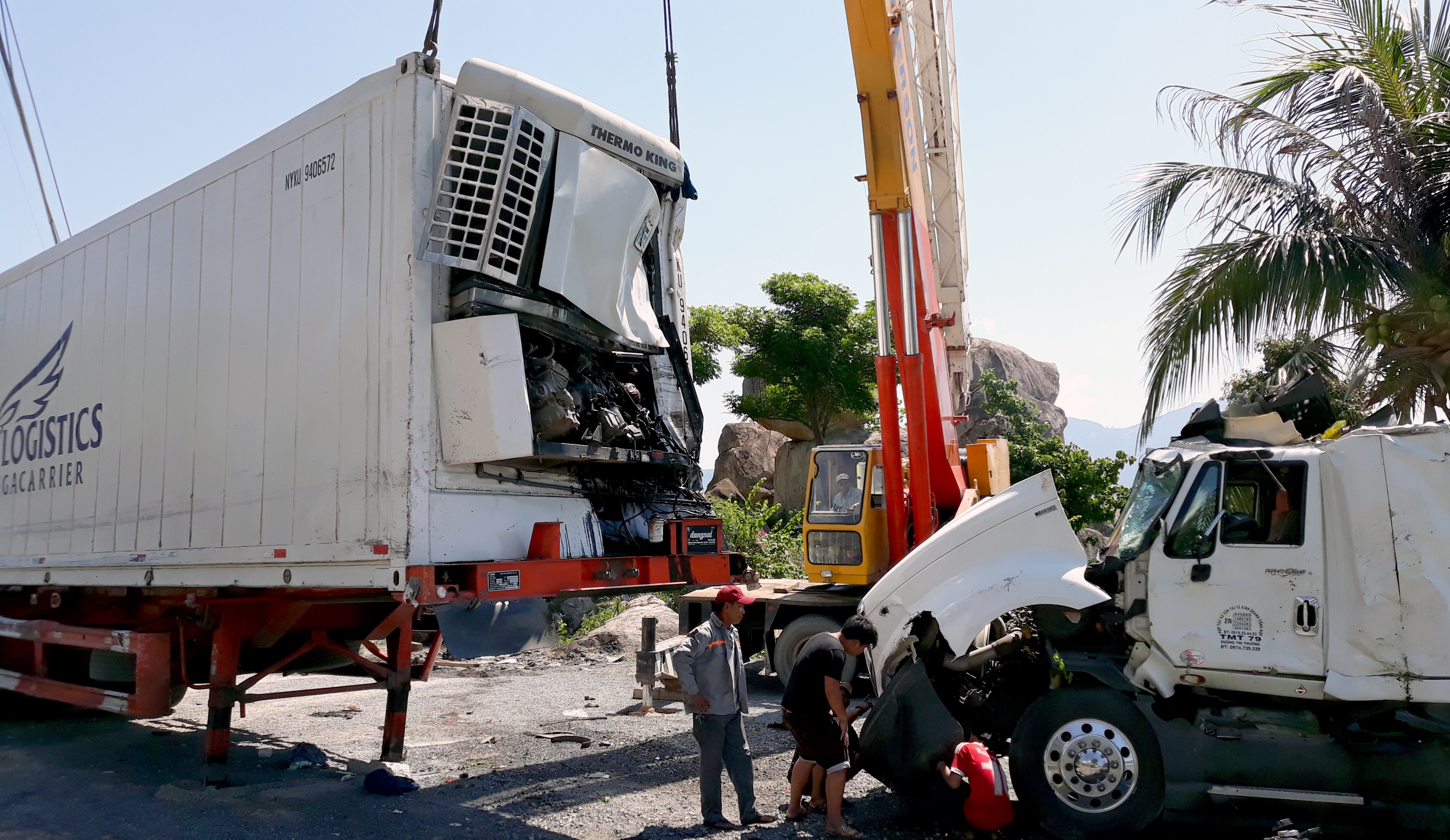 Phu lai bi tong chet khi dung xe kiem tra lop tren quoc lo hinh anh