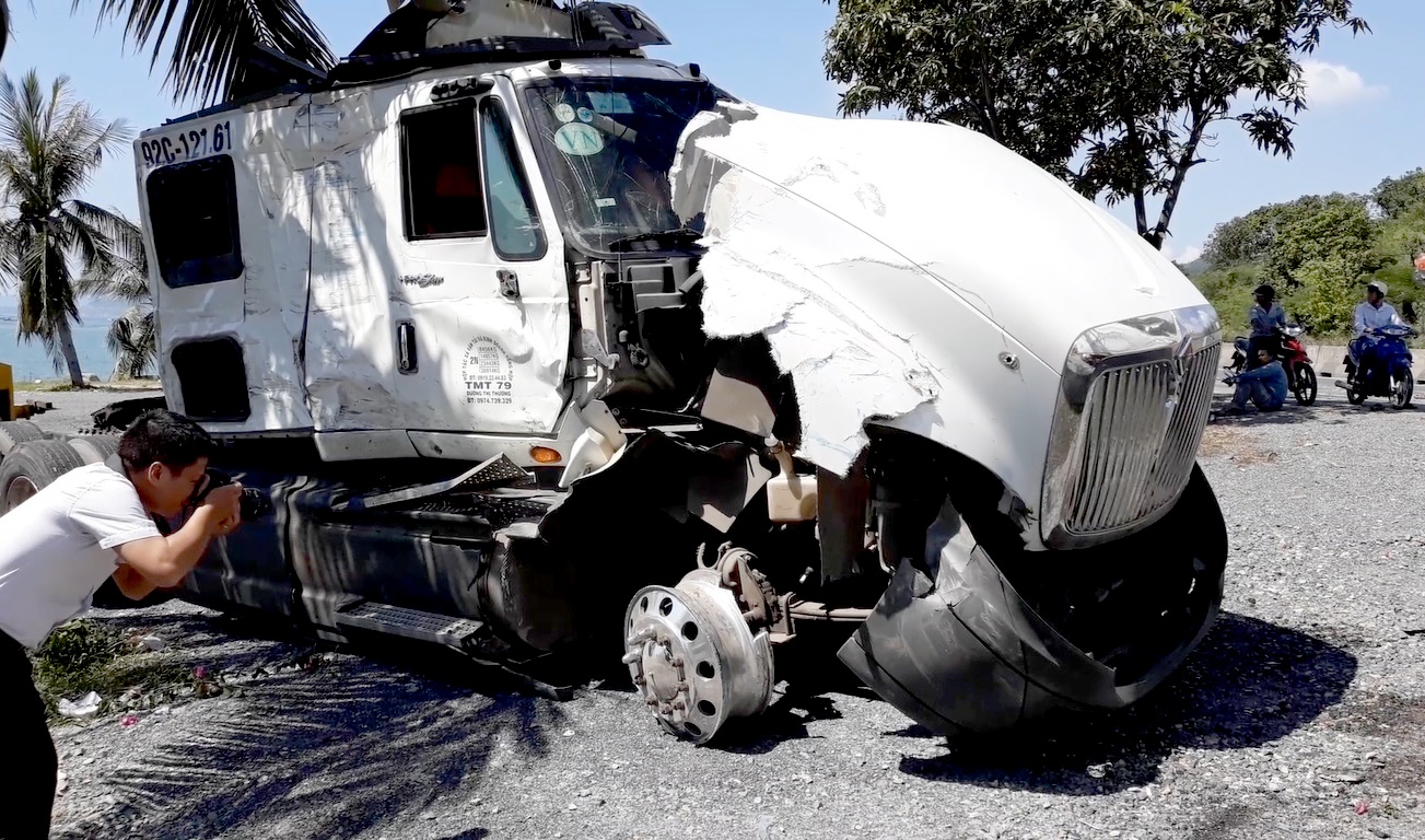 Can canh xe container be nat sau cu tong vao hong xe khach hinh anh