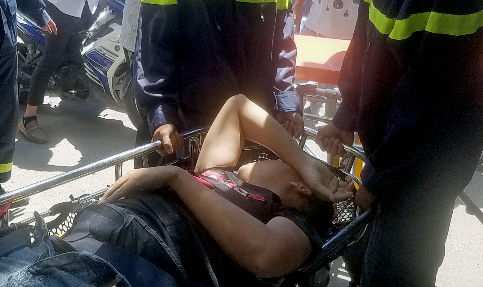 Cuu song 9X bat tinh gan 12 gio sau khi roi tu tang 8 hinh anh