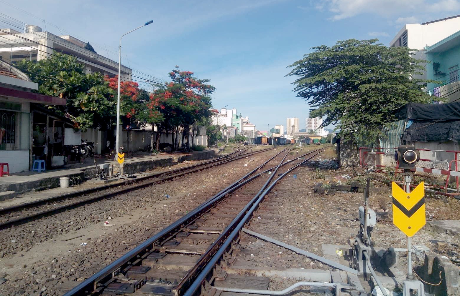 Dinh chi truc ban de 2 tau suyt tong nhau hinh anh