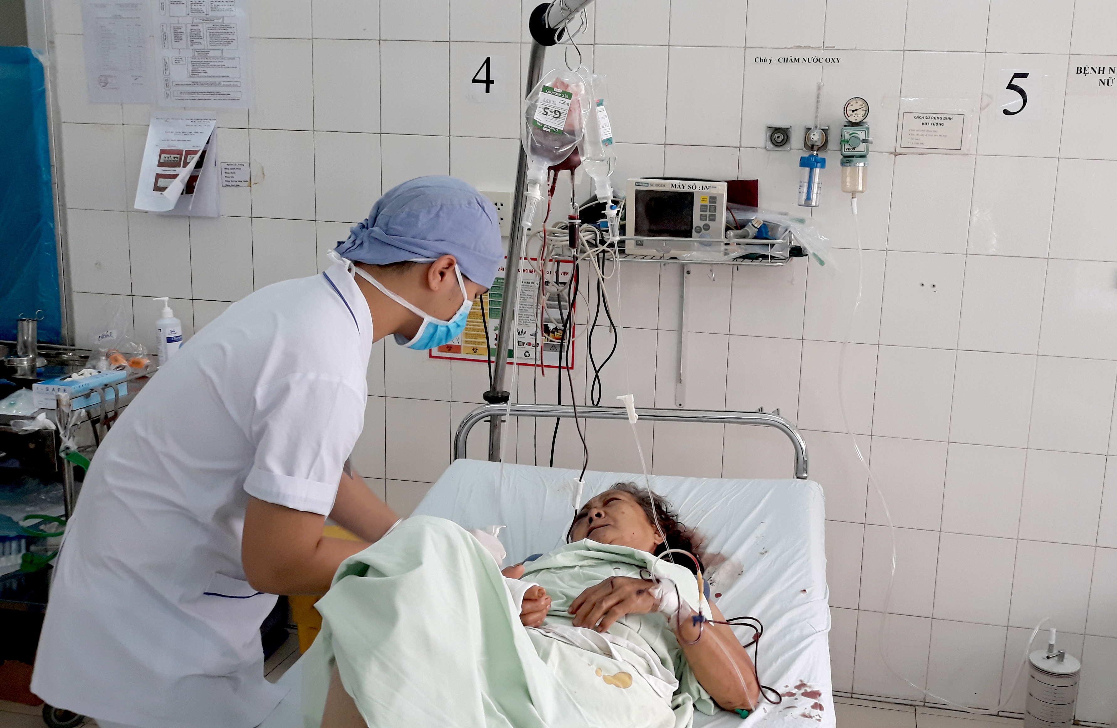 Cap cuu 3 nguoi vu xe khach tong lien hoan hinh anh