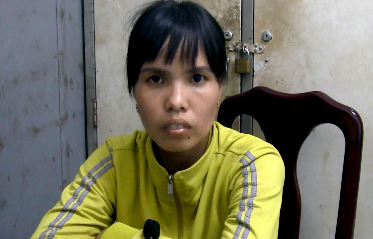 Be trai 7 tuoi bi hang xom tat nuoc soi vao mat hinh anh