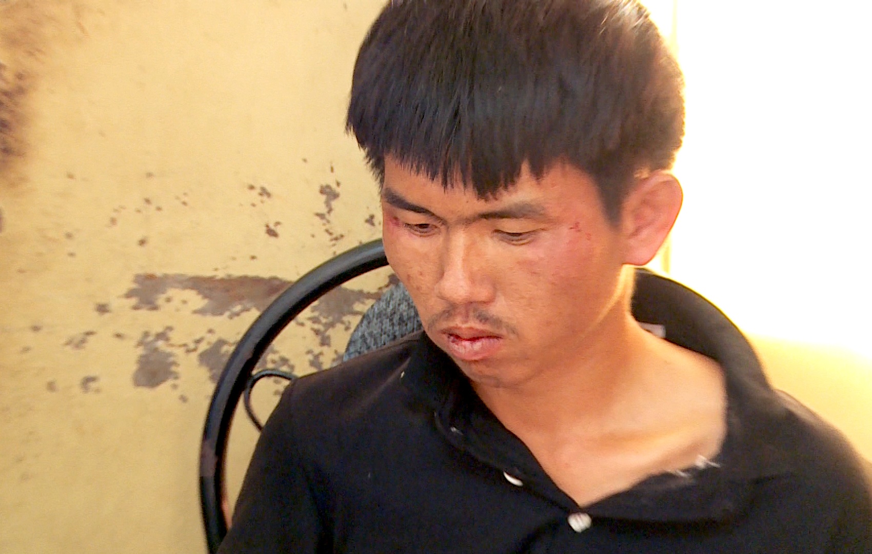 Ke xin ngu nho nghi chem guc chu nha de cuop tai san hinh anh
