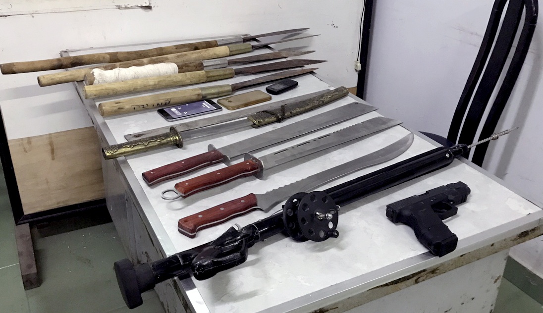 Nhom thanh nien khai ly do mang theo sung hinh anh