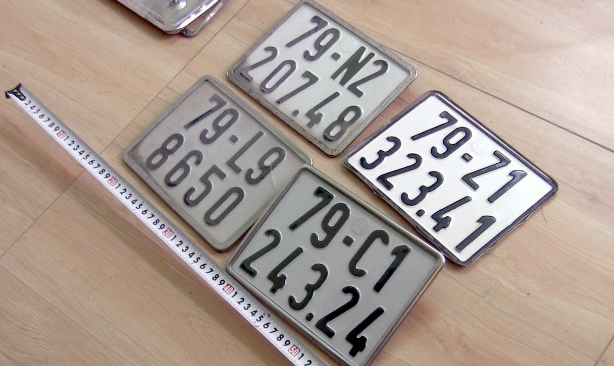 Canh cong an kham xet, thu giu nhieu xe may dat tien nha 2 nghi can hinh anh