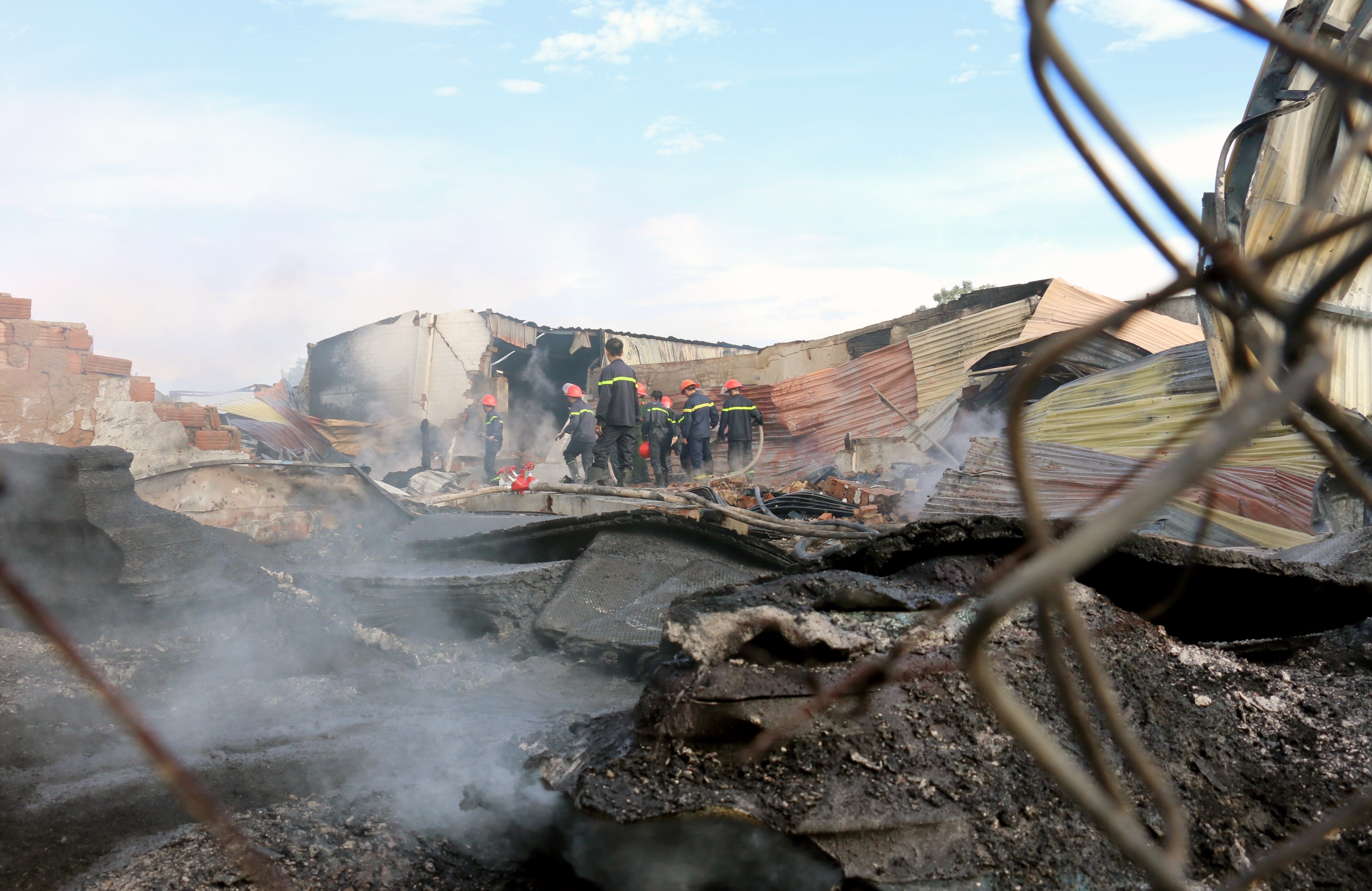 Tai san chay den o kho phe lieu hon 1.000 m2 hinh anh