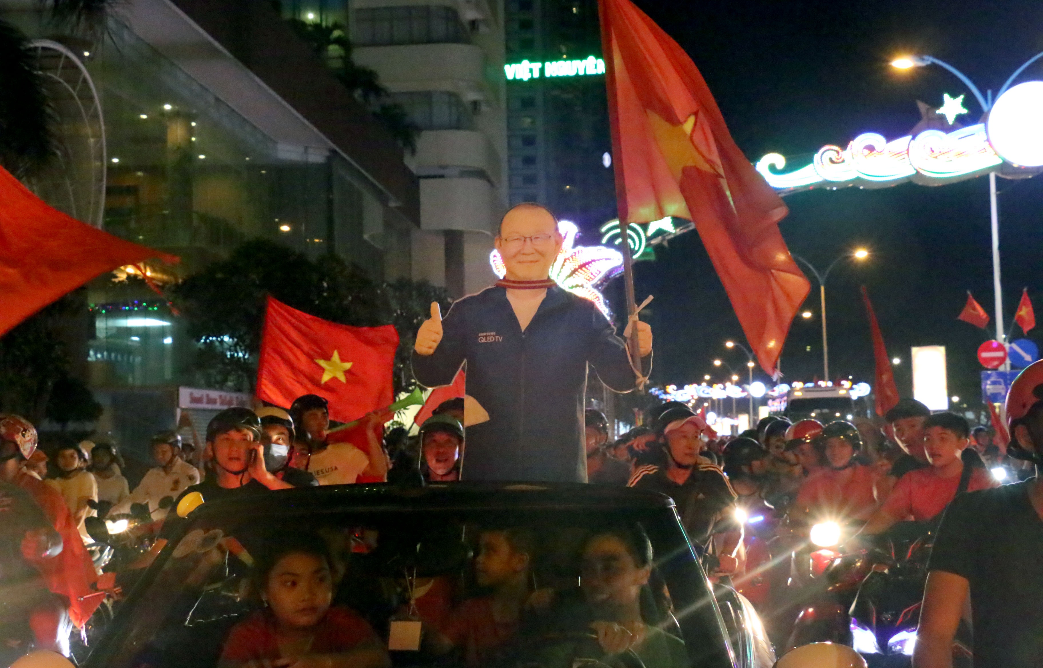 Nguoi dan Khanh Hoa cam on HLV Park Hang-seo hinh anh