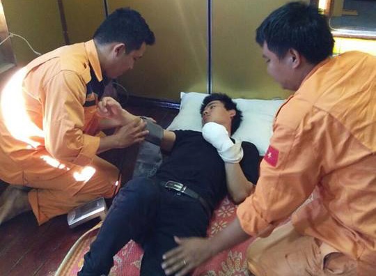 Cuu thuyen vien nguoi Trung Quoc gap nan gan vung bien Khanh Hoa hinh anh