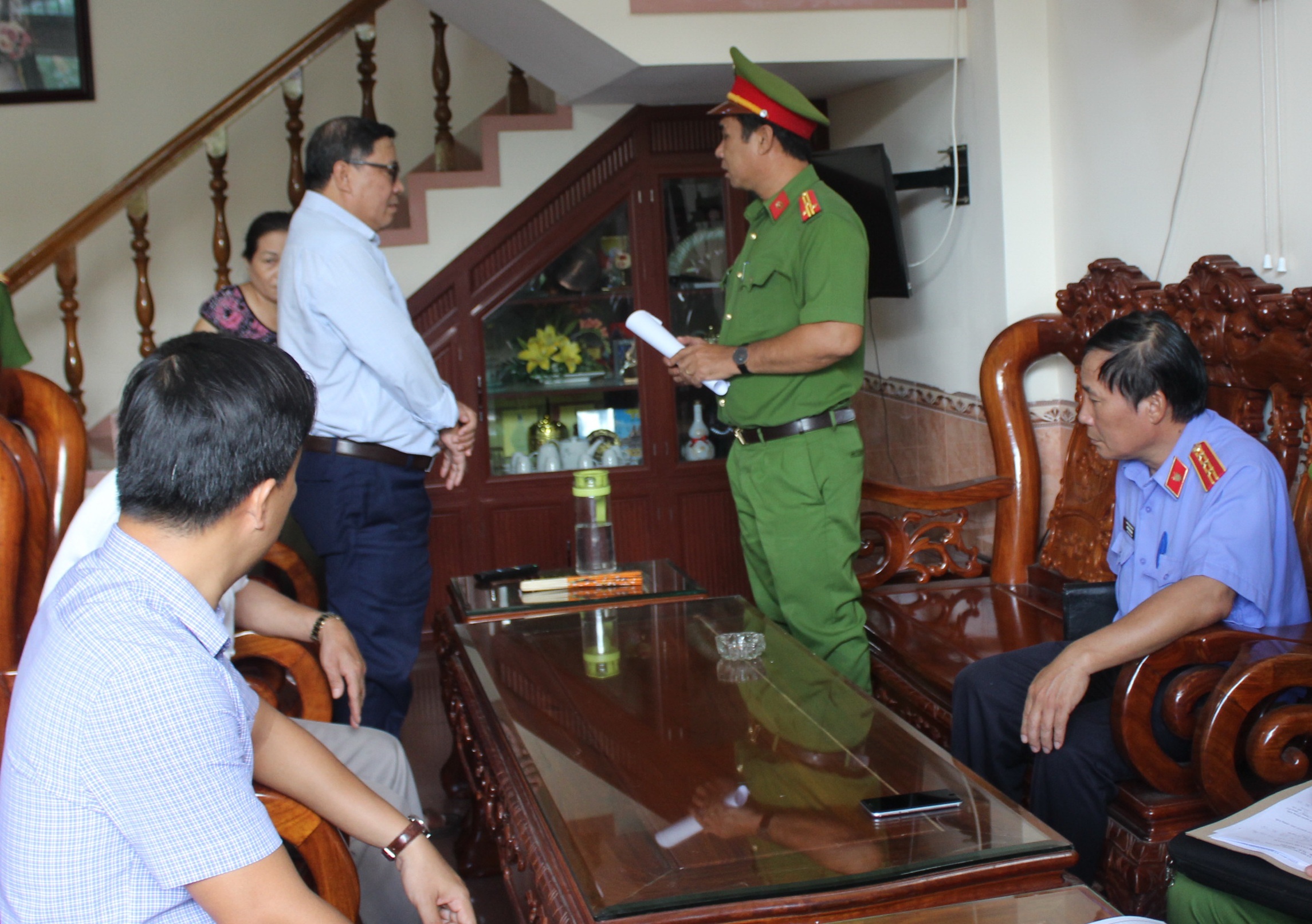 Bat tam giam cuu Chu tich UBND huyen o Phu Yen hinh anh