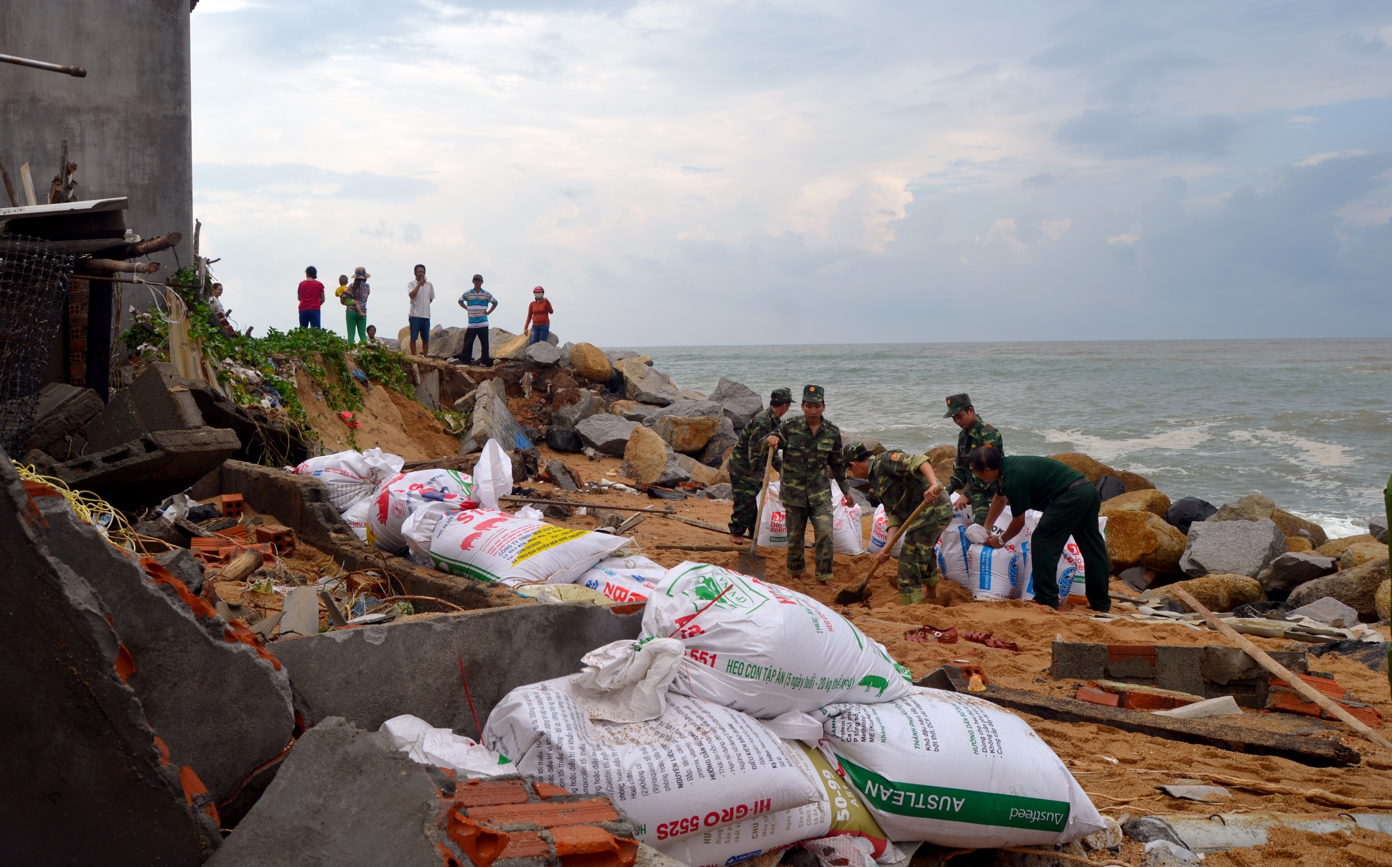 Triều cường xâm thực hải đăng Đà Rằng ảnh 1 Trieu cuong xam thuc hai dang Da Rang anh 1