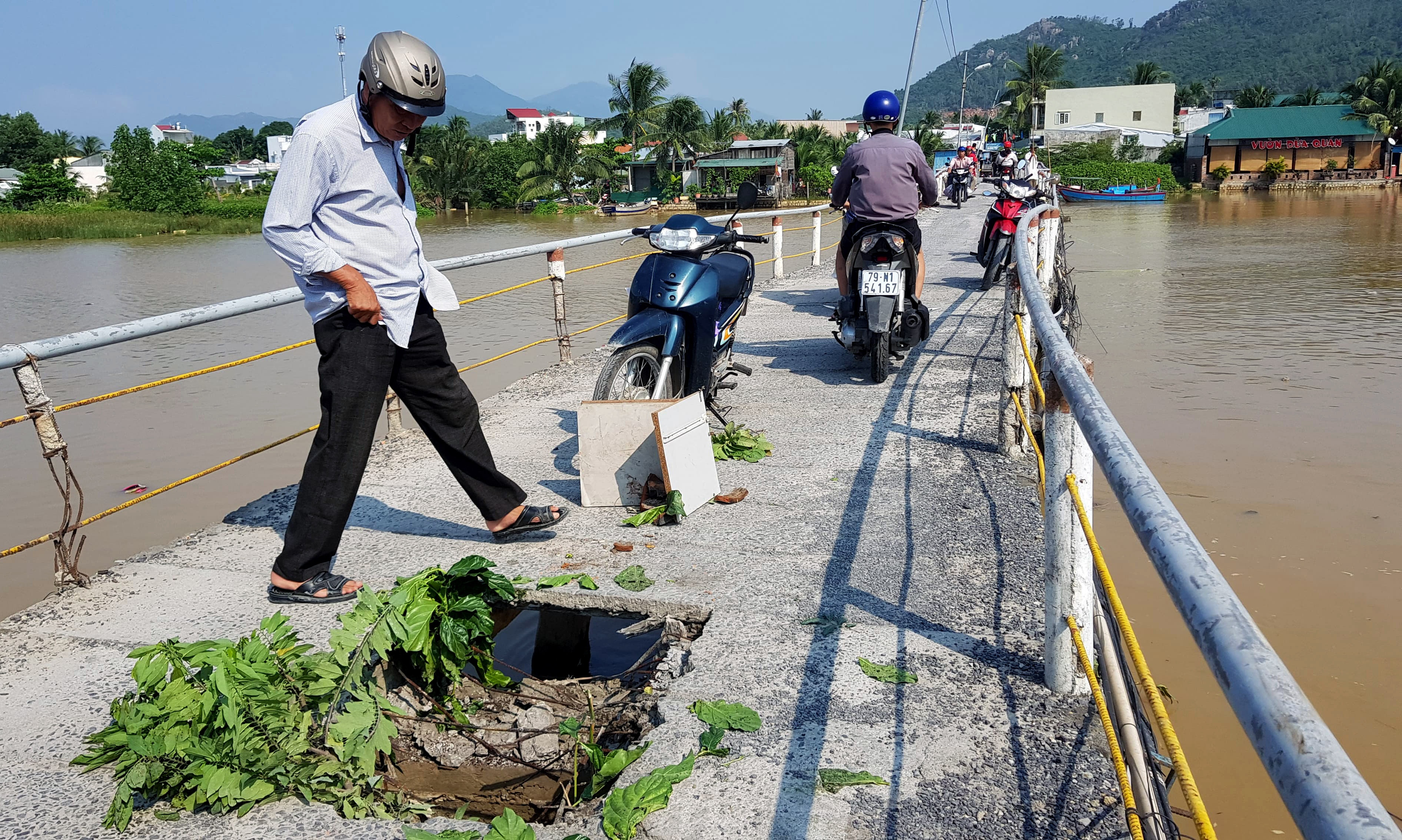 Hang nghin nguoi nom nop lo so khi qua cau xuong cap hinh anh
