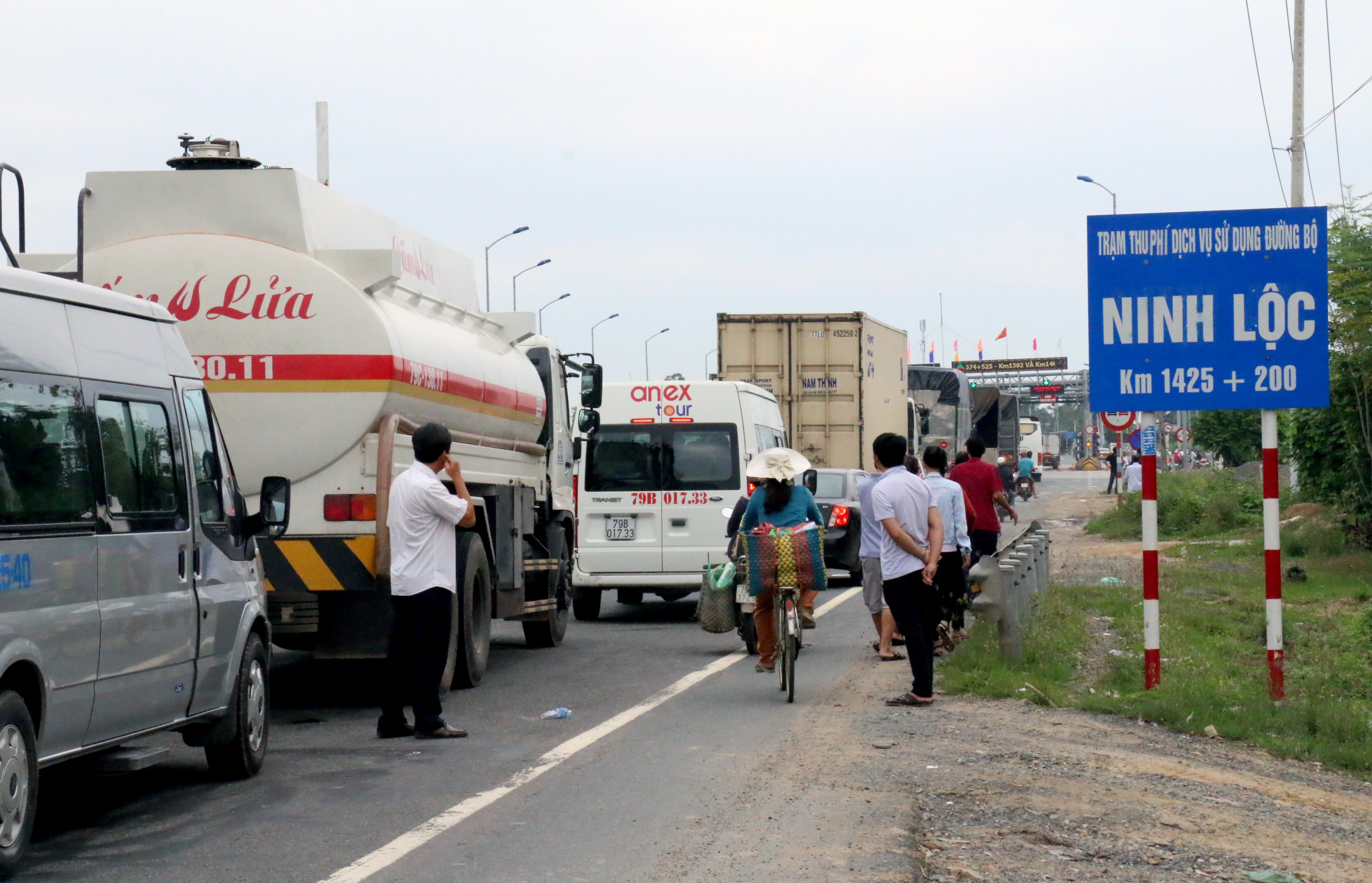 Hang tram phuong tien ket cung tren quoc lo 1 hinh anh