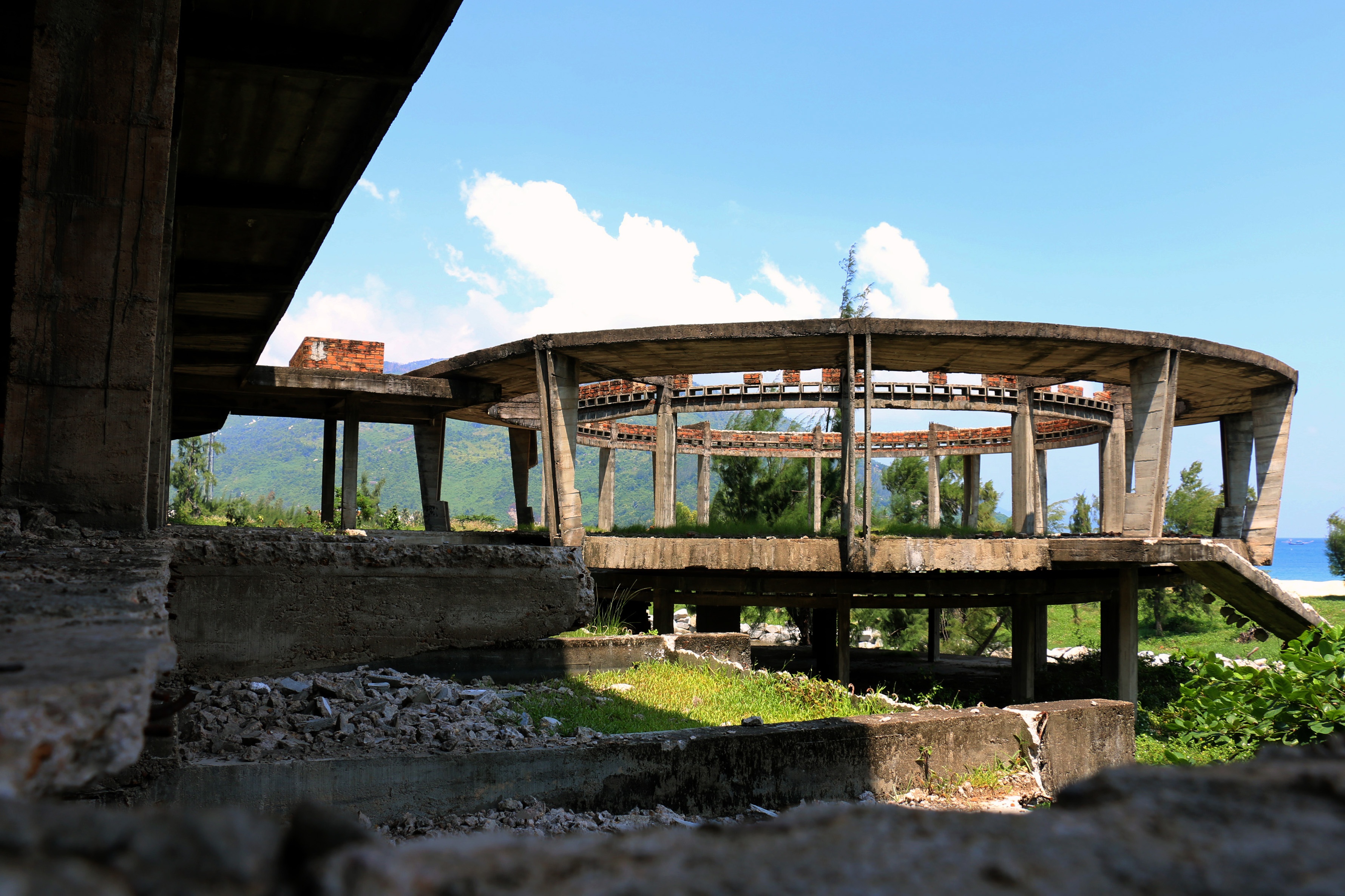 Khach san bo hoang 30 nam cho sap ben bai bien Dai Lanh hinh anh