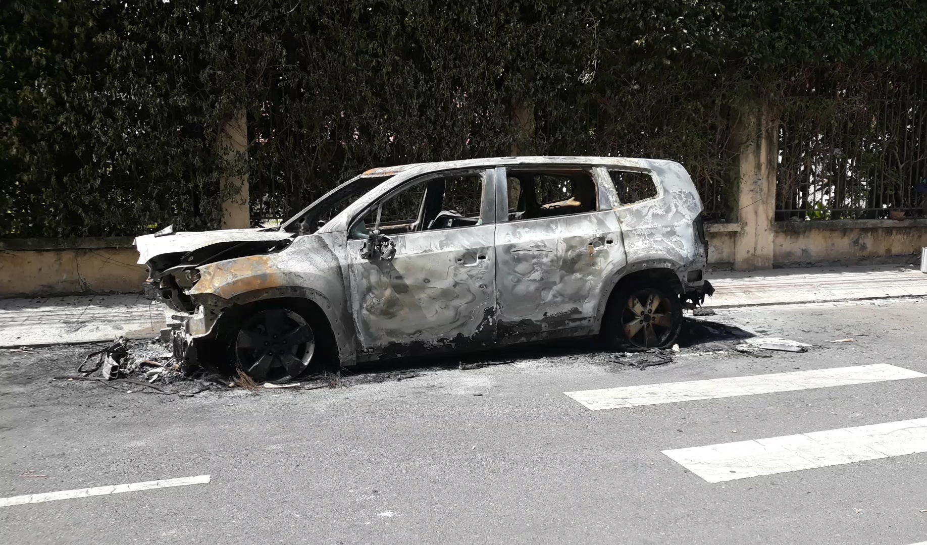 Canh chiec xe bi chay tro khung hinh anh