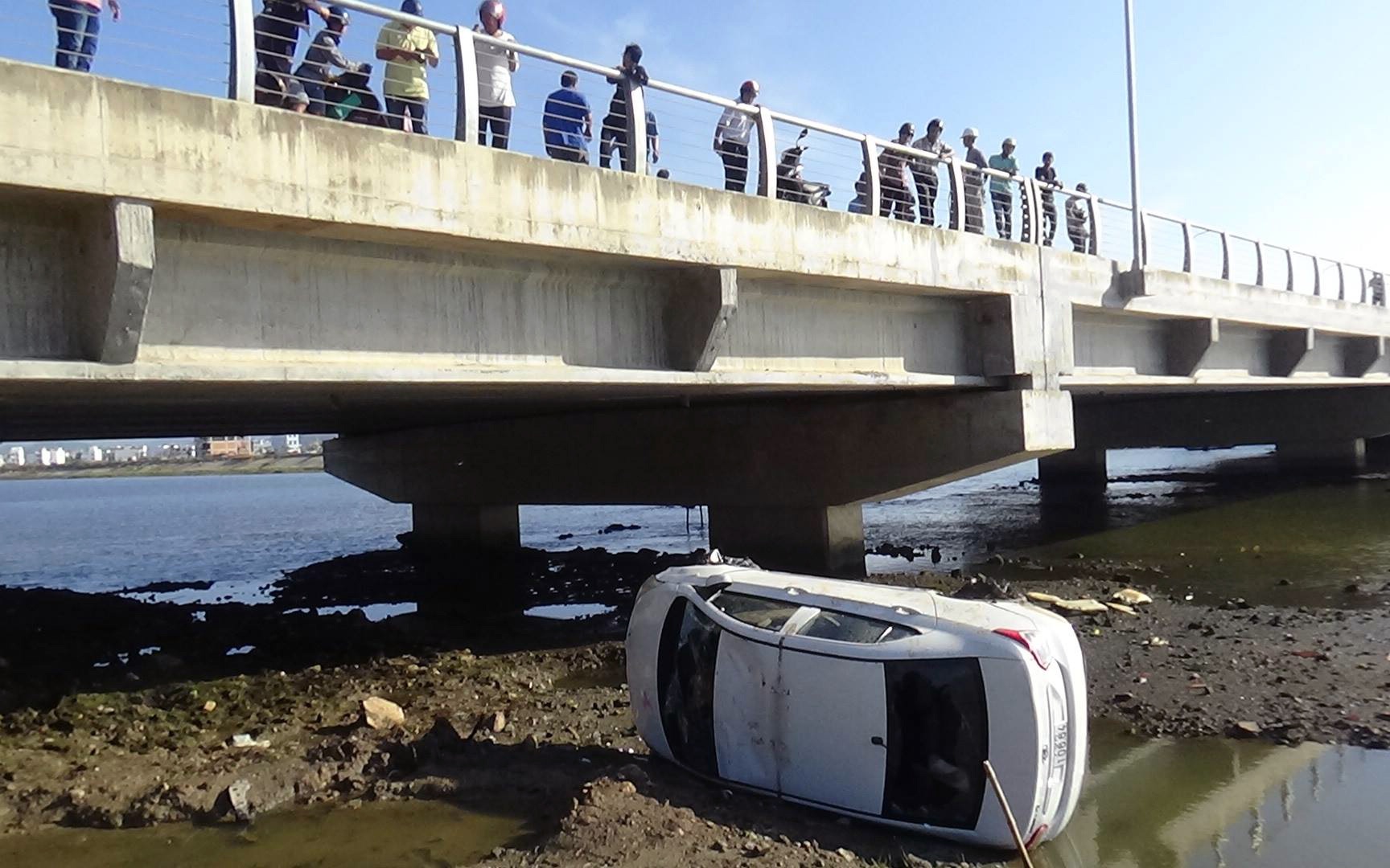 Tai xe ngu gat, xe hop lao thang xuong song hinh anh