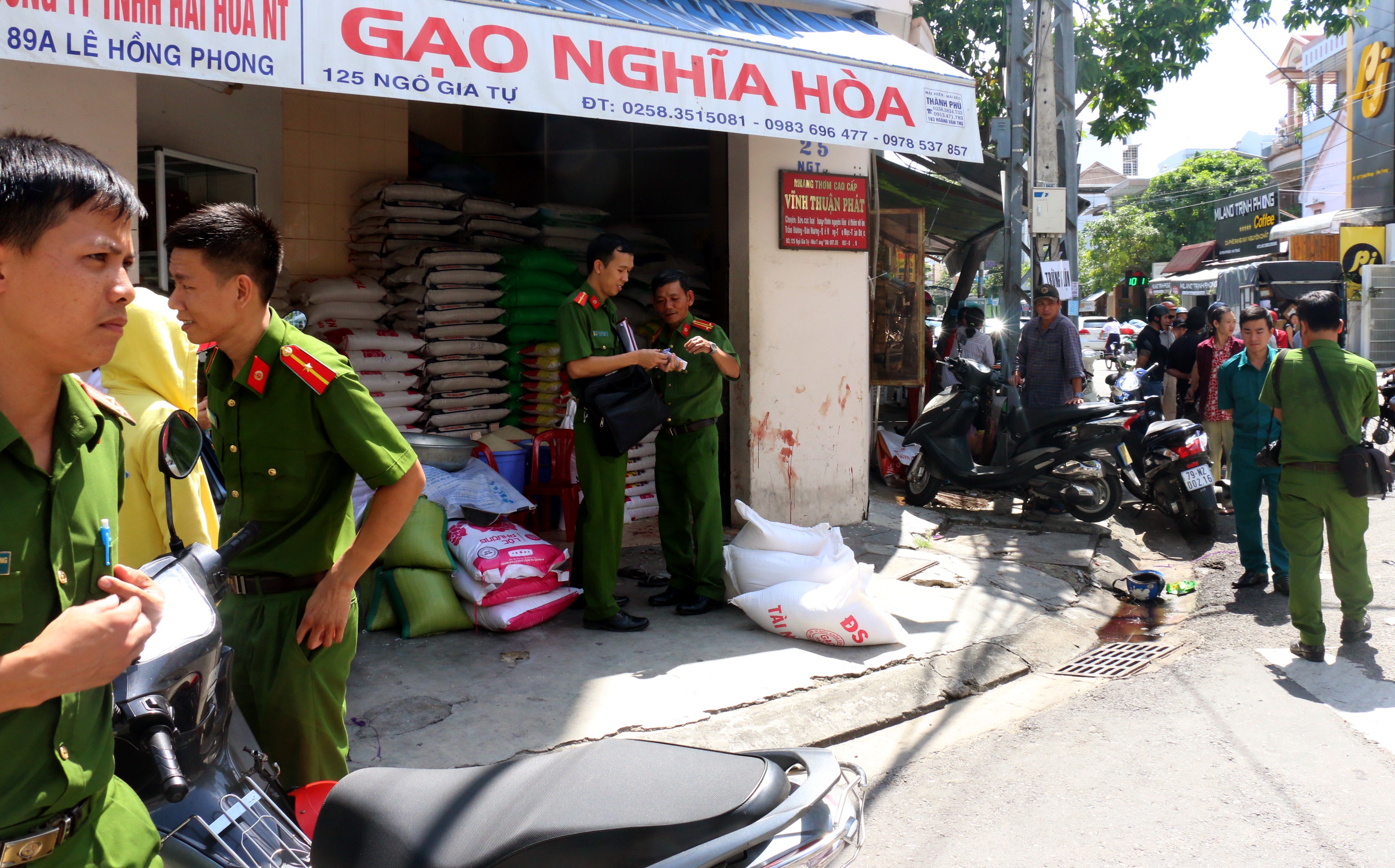 Hien truong vuong vai mau sau vu truy sat chu tiem gao hinh anh