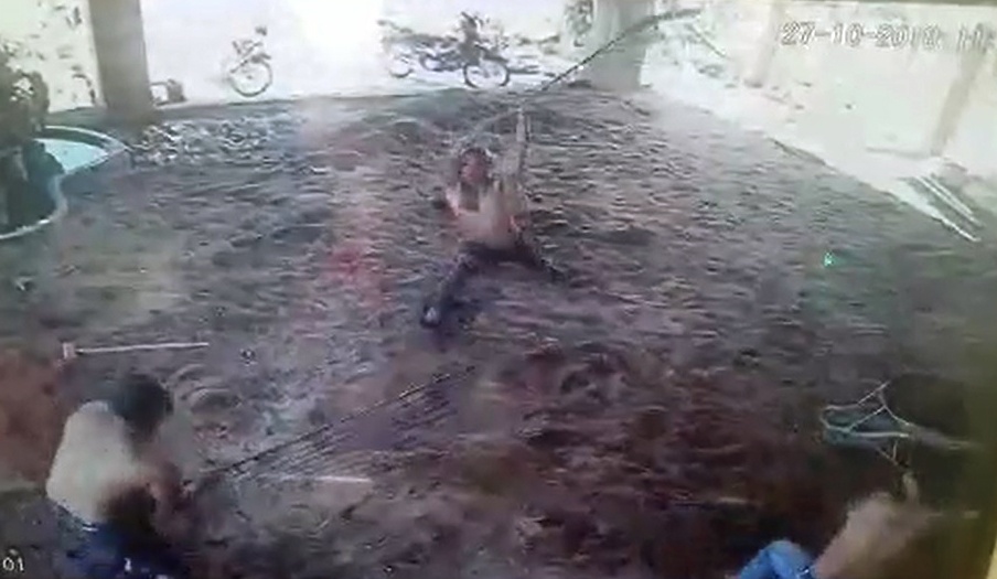 Clip con re cam mac ruot chem bo vo hinh anh