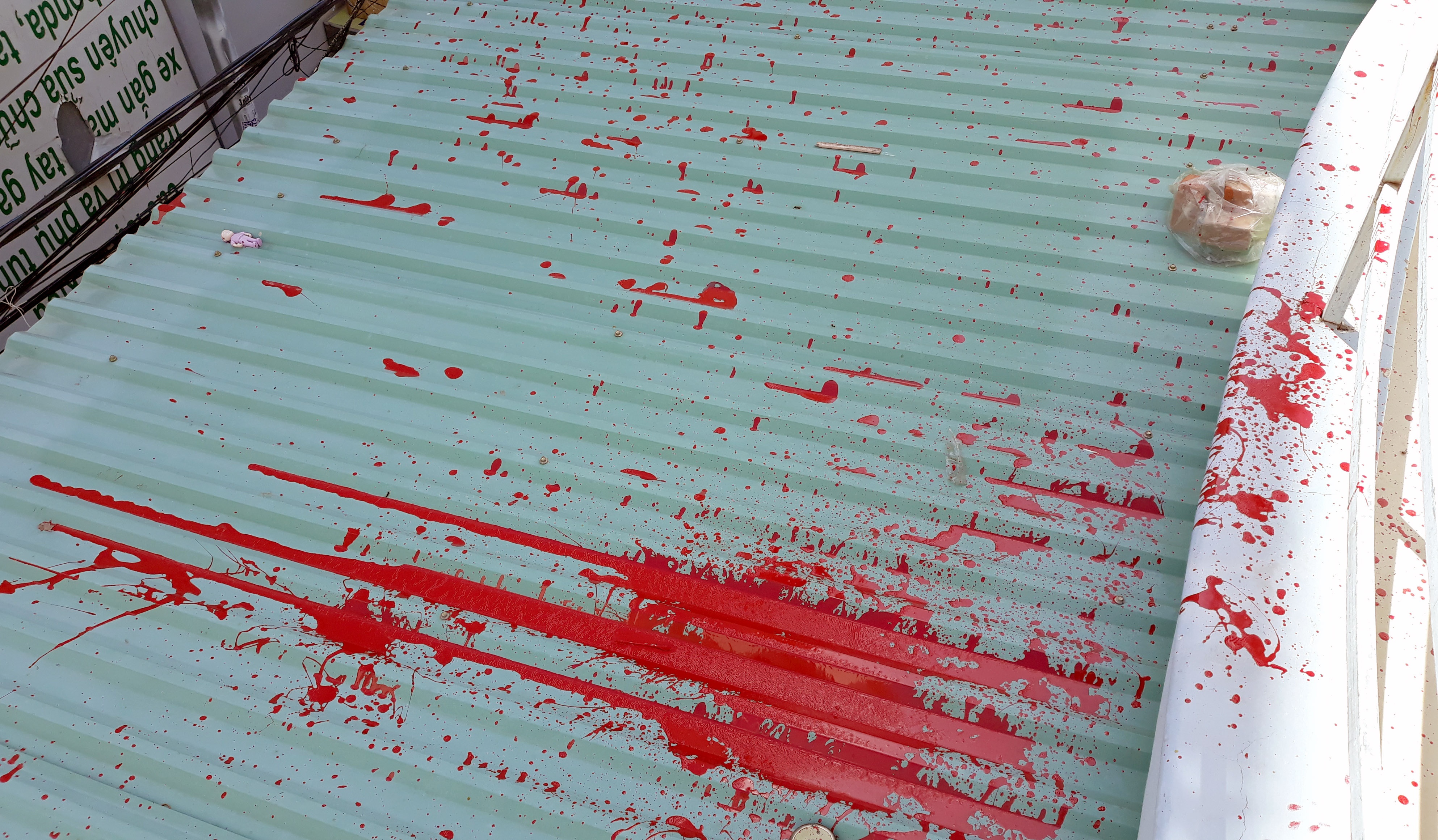 Vo chong gia keu cuu vi bi nhom doi no thue tat son, hanh hung hinh anh