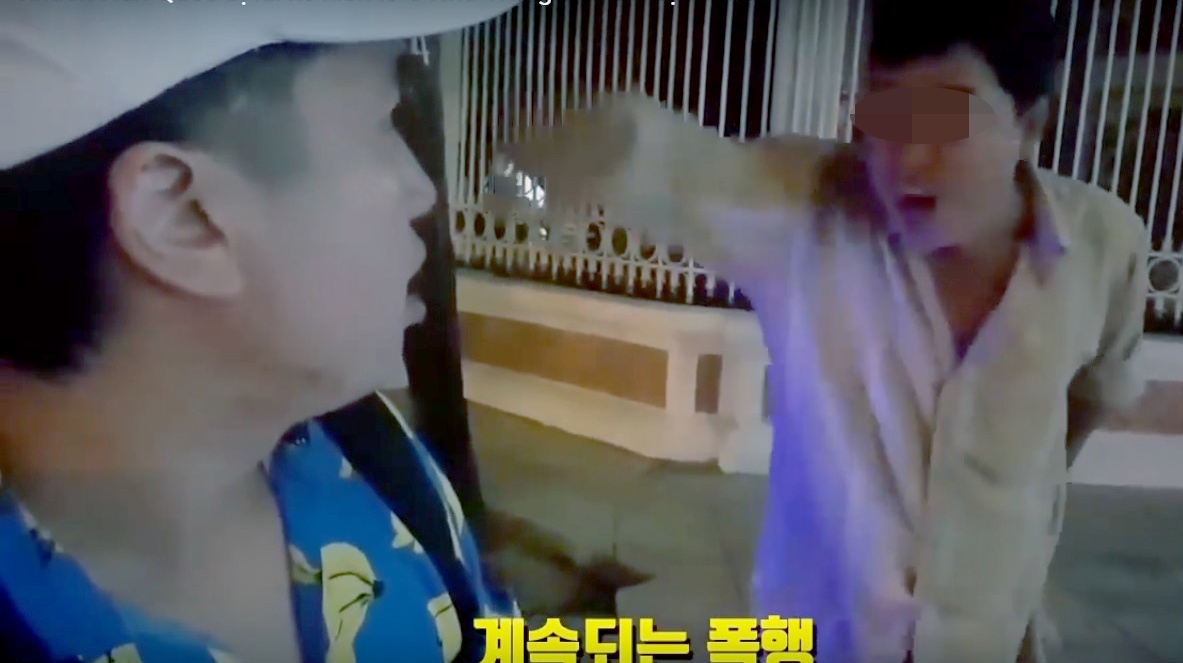 Du khach Han to bi 'chat chem' khi di xich lo o Nha Trang hinh anh