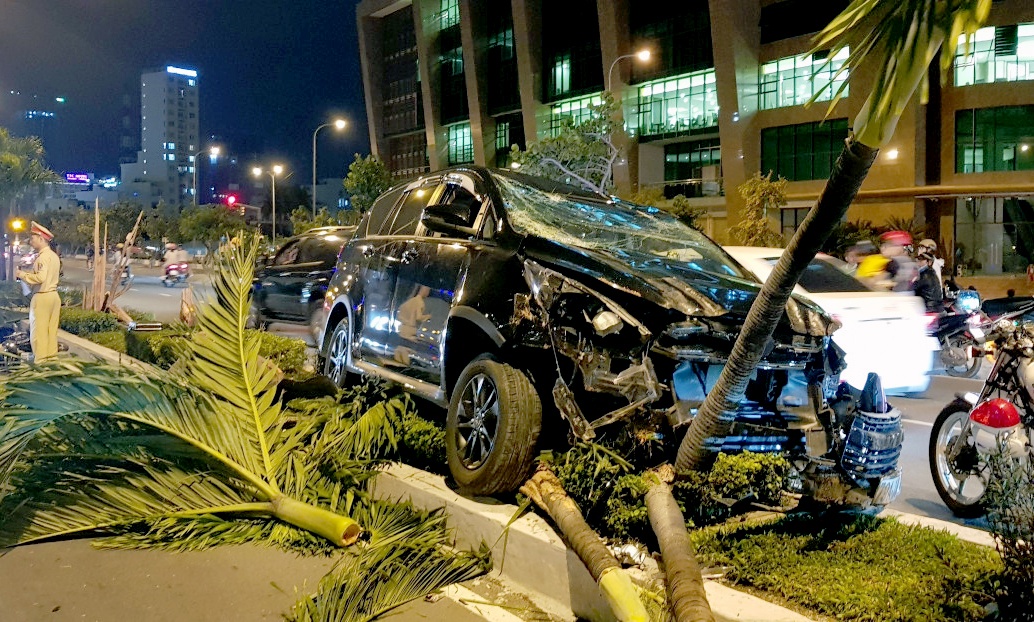 Tai xe say xin huc vang xe may chay cung chieu hinh anh