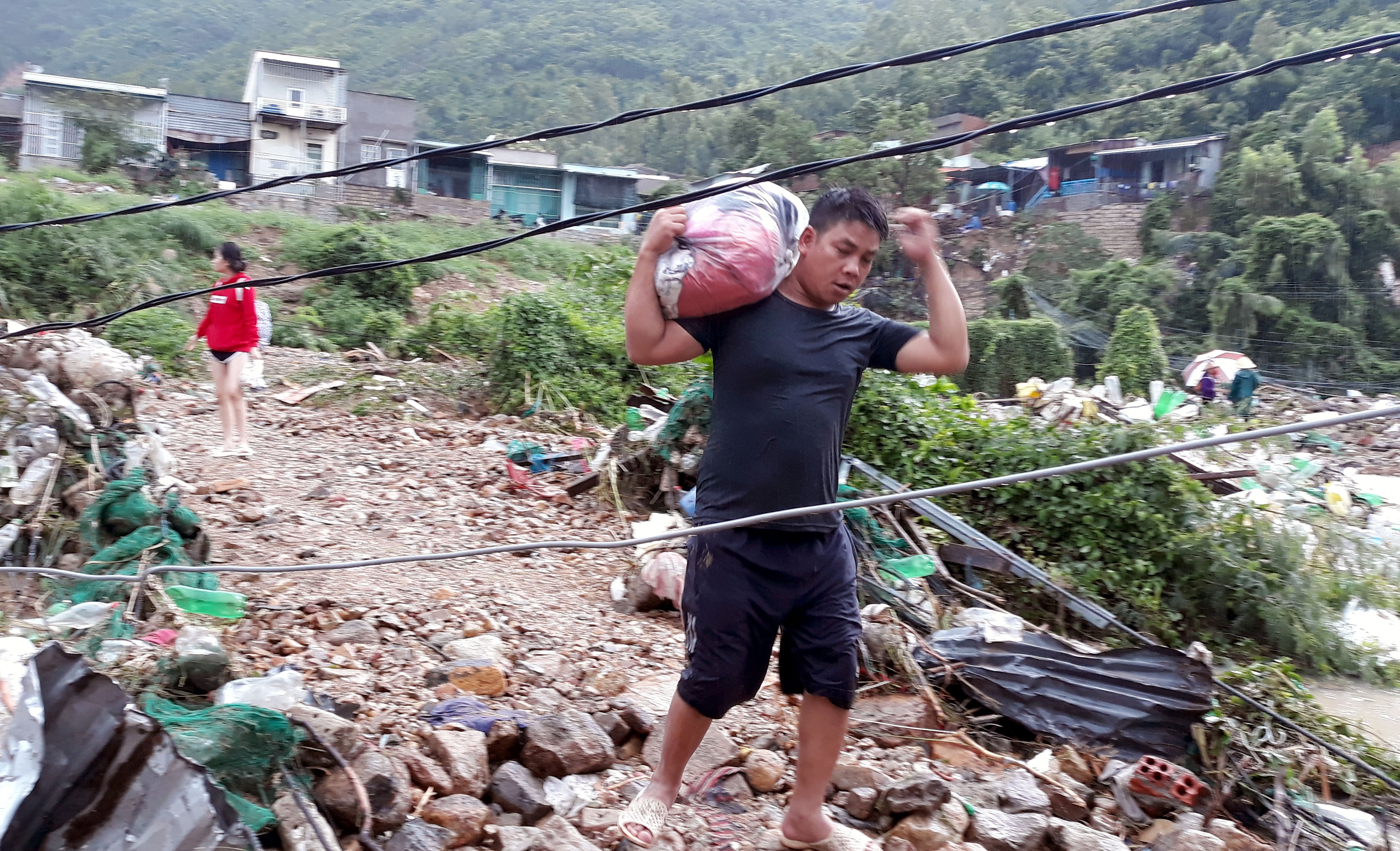 mưa lũ sạt lở làm 12 người chết ở Nha Trang ảnh 13 mua lu sat lo lam 12 nguoi chet o Nha Trang anh 13