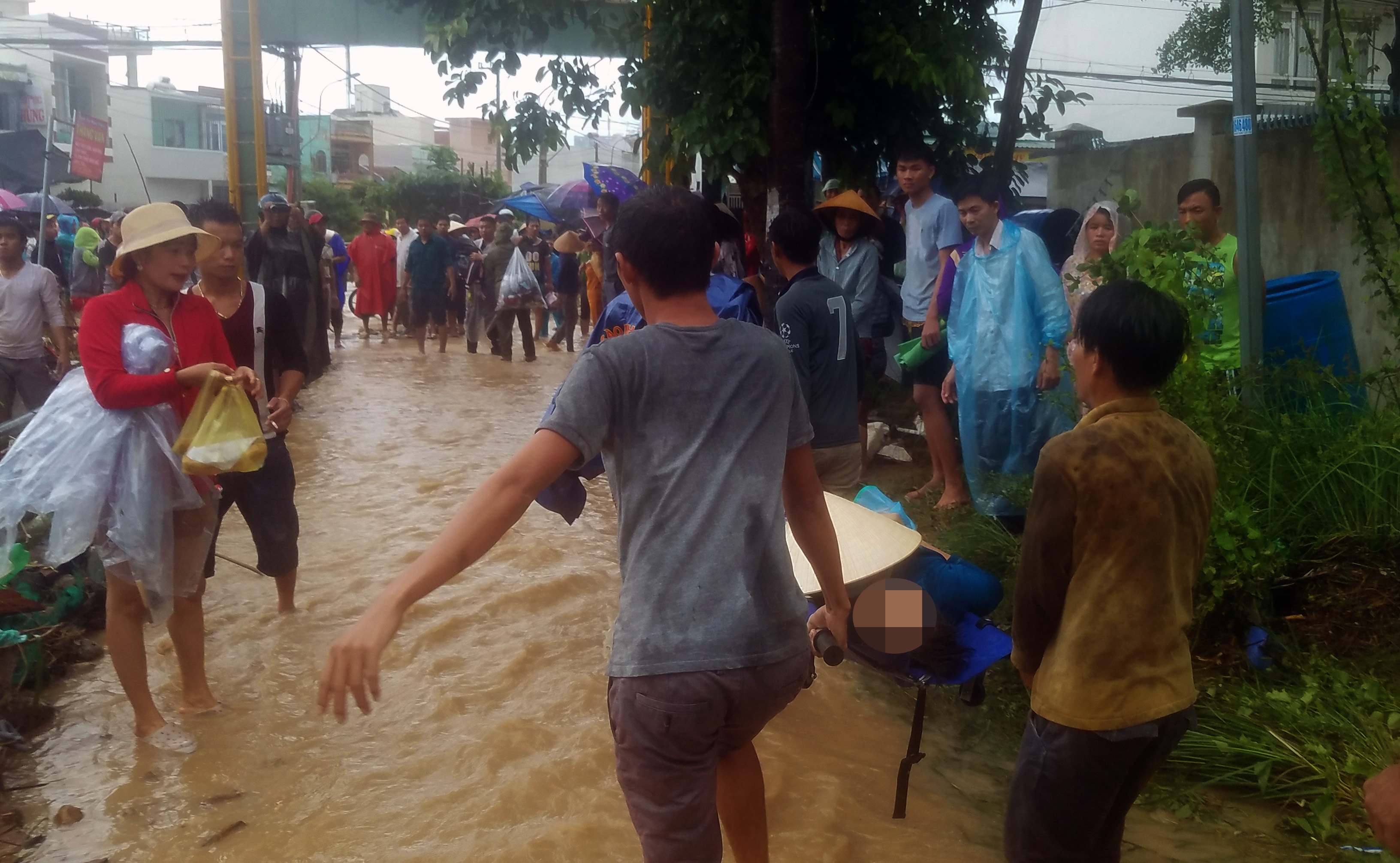 mưa lũ sạt lở làm 12 người chết ở Nha Trang ảnh 7 mua lu sat lo lam 12 nguoi chet o Nha Trang anh 7