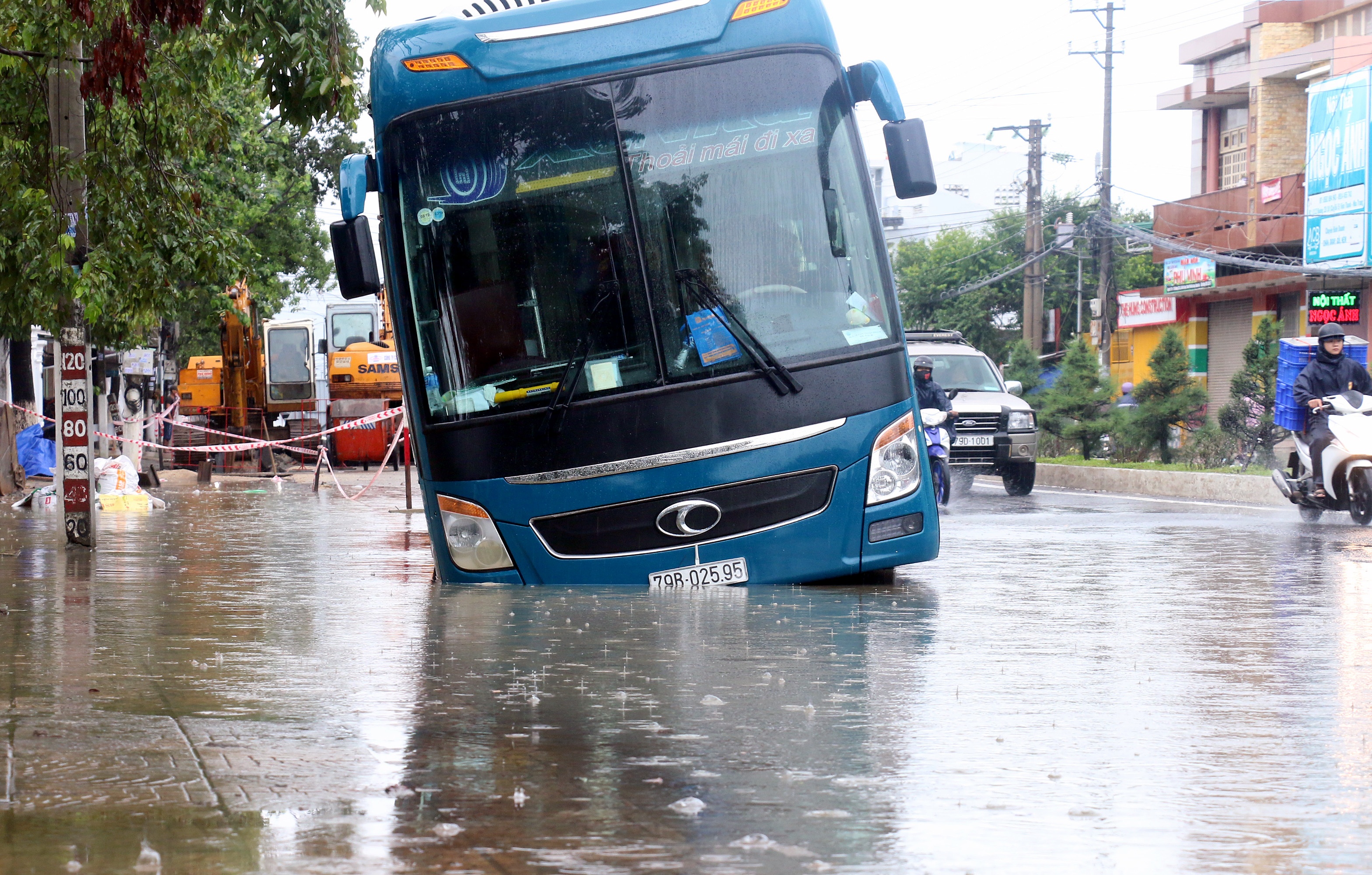 Nha Trang ngap bao so 8 anh 10