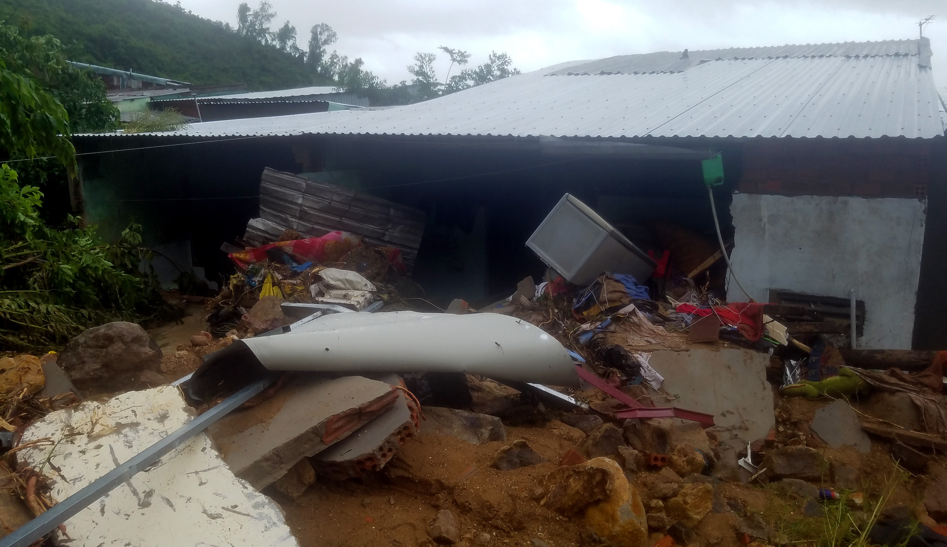 mưa lũ sạt lở làm 12 người chết ở Nha Trang ảnh 6 mua lu sat lo lam 12 nguoi chet o Nha Trang anh 6