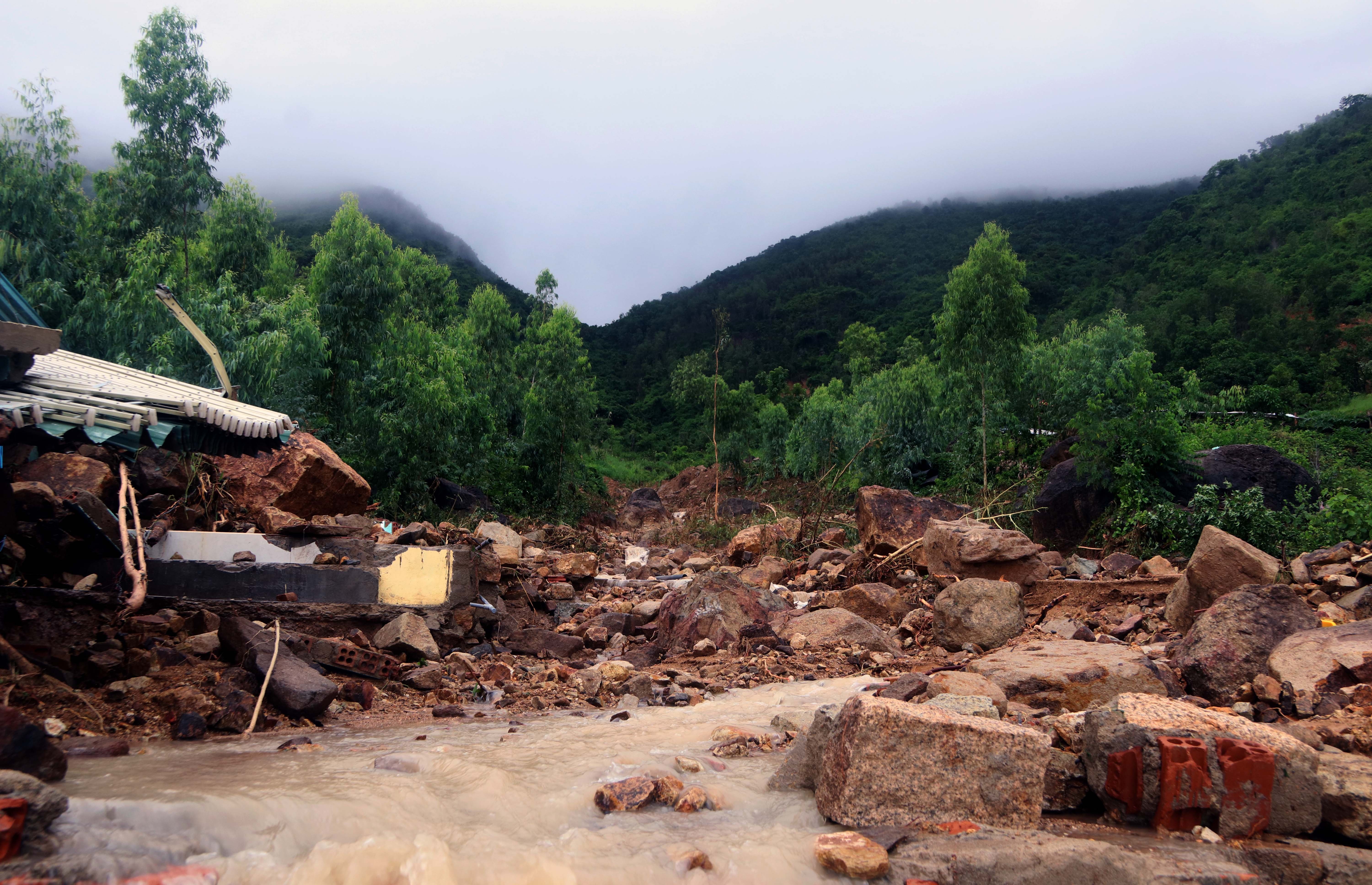 mưa lũ sạt lở làm 12 người chết ở Nha Trang ảnh 1 mua lu sat lo lam 12 nguoi chet o Nha Trang anh 1