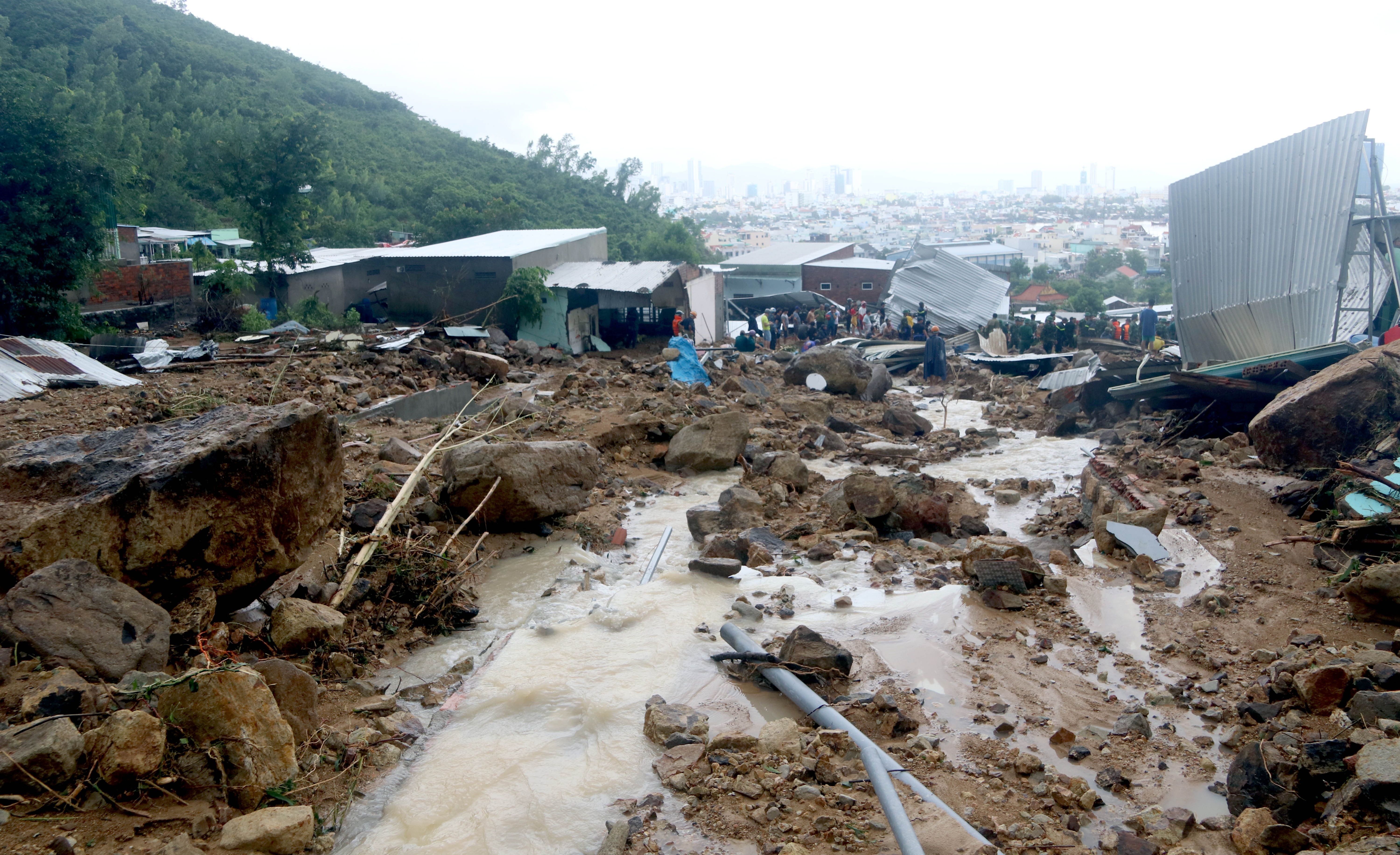 Lo nui 13 nguoi chet o Nha Trang: Tran mua lich su, thiet hai qua lon hinh anh