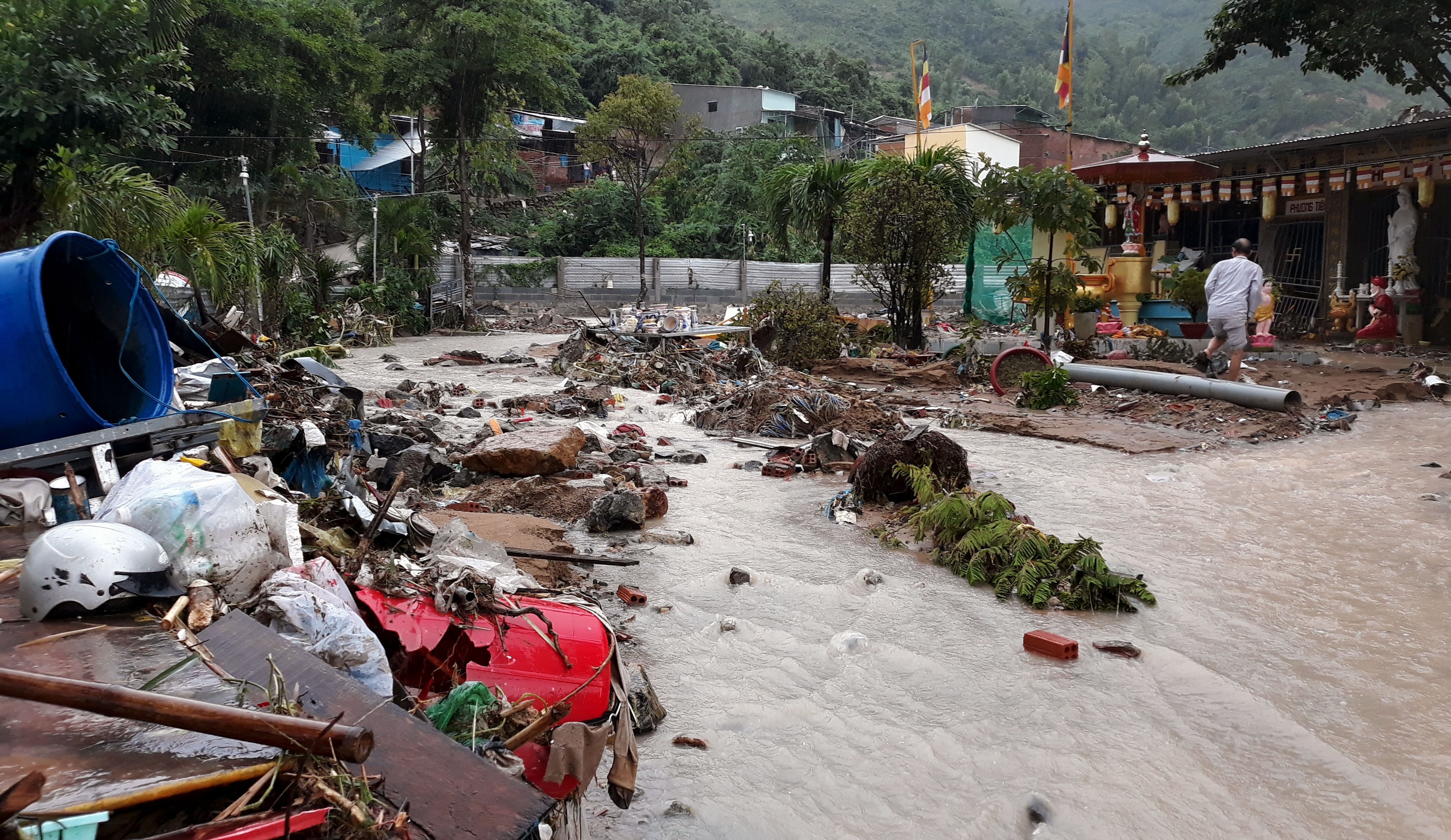 mưa lũ sạt lở làm 12 người chết ở Nha Trang ảnh 3 mua lu sat lo lam 12 nguoi chet o Nha Trang anh 3