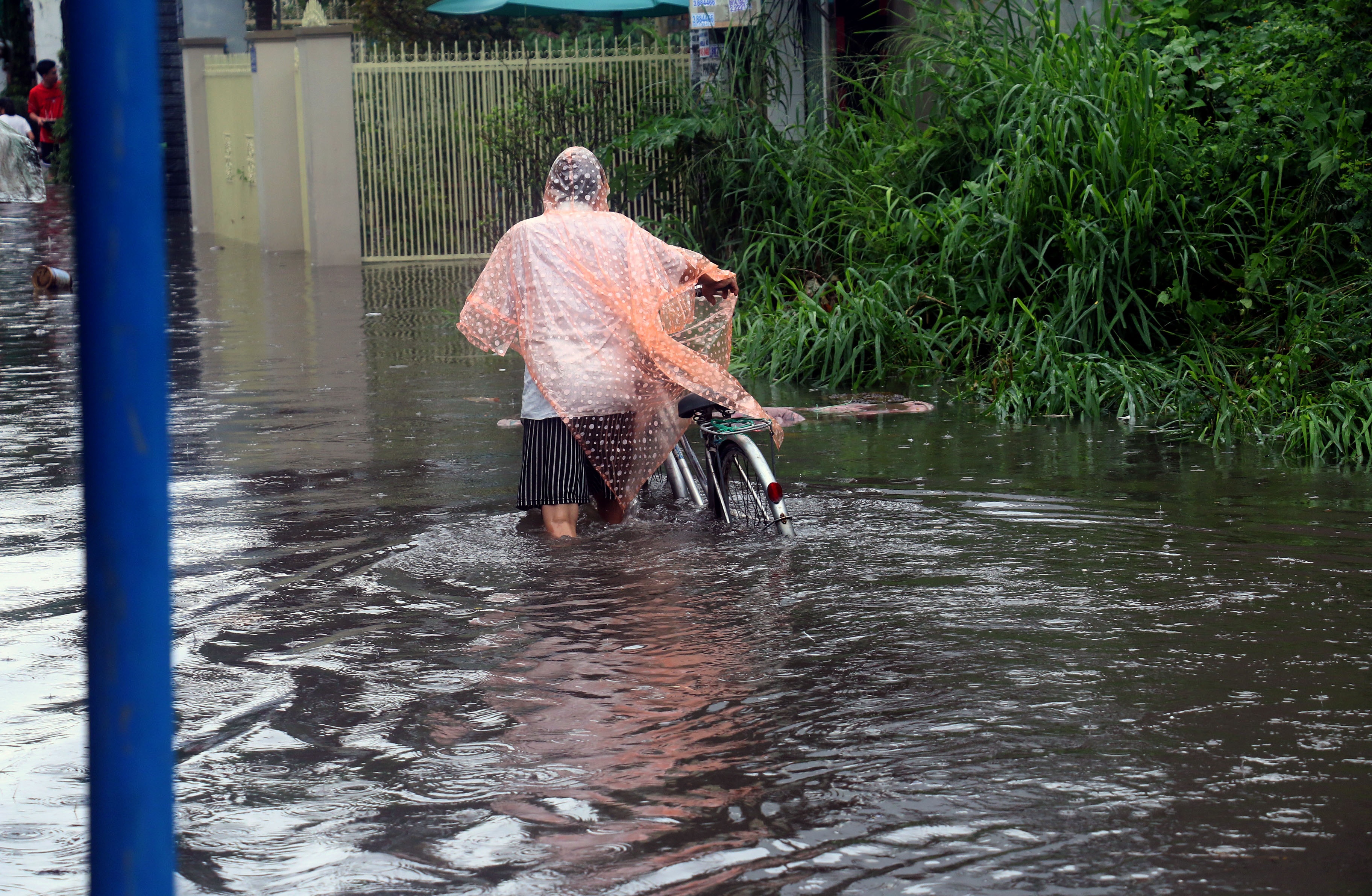 Nha Trang ngap bao so 8 anh 5