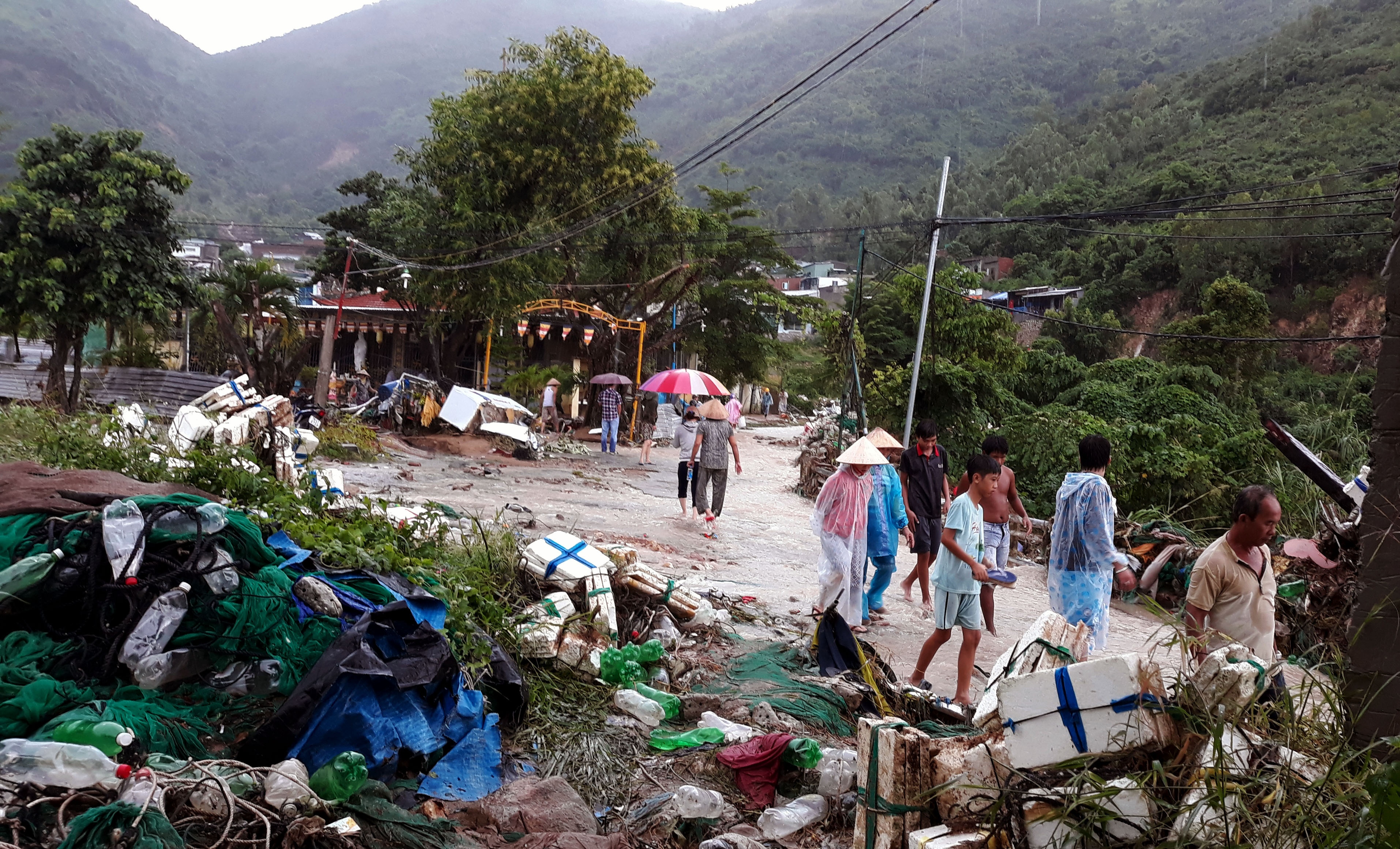 mưa lũ sạt lở làm 12 người chết ở Nha Trang ảnh 4 mua lu sat lo lam 12 nguoi chet o Nha Trang anh 4