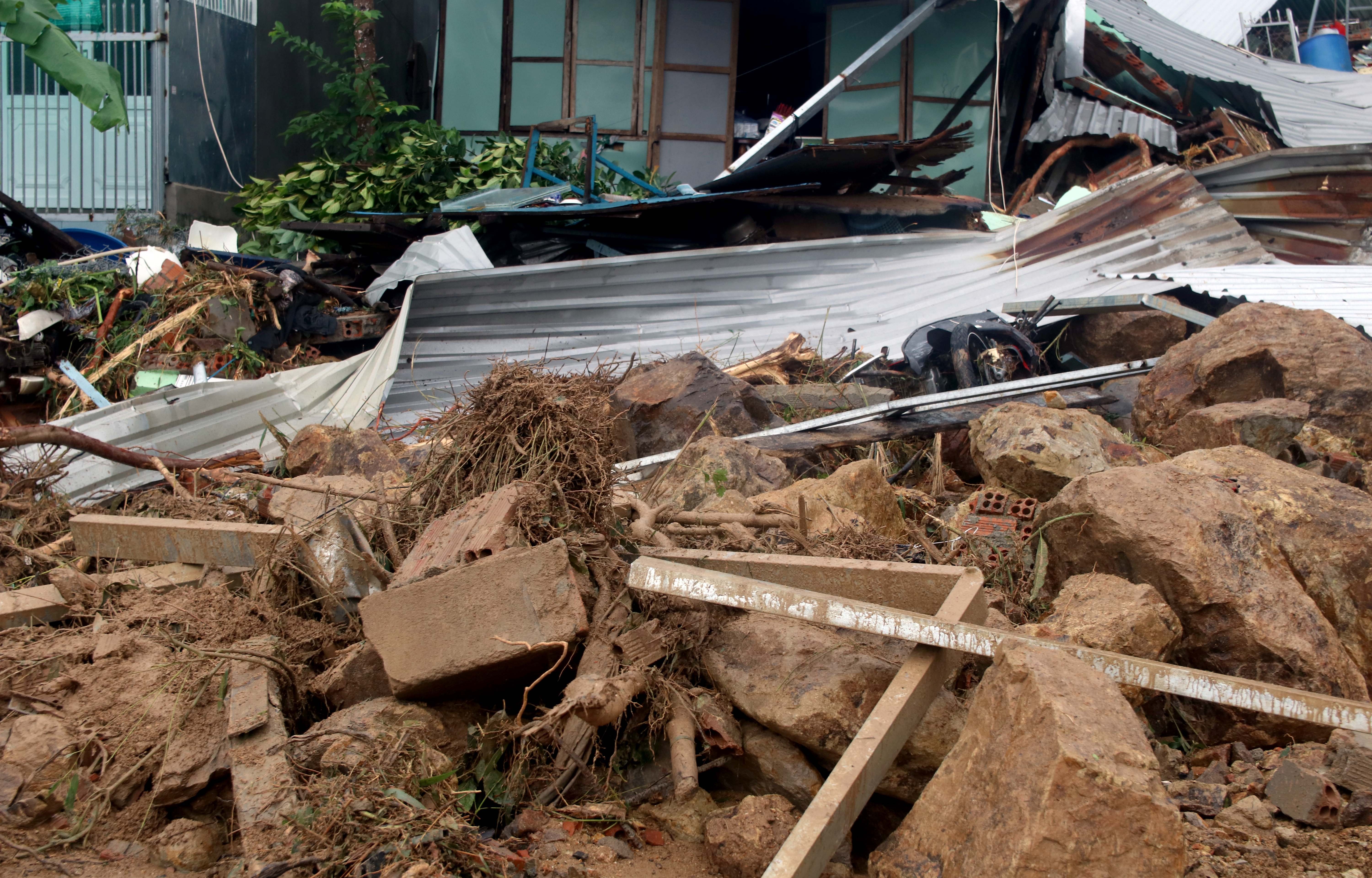 mưa lũ sạt lở làm 12 người chết ở Nha Trang ảnh 5 mua lu sat lo lam 12 nguoi chet o Nha Trang anh 5
