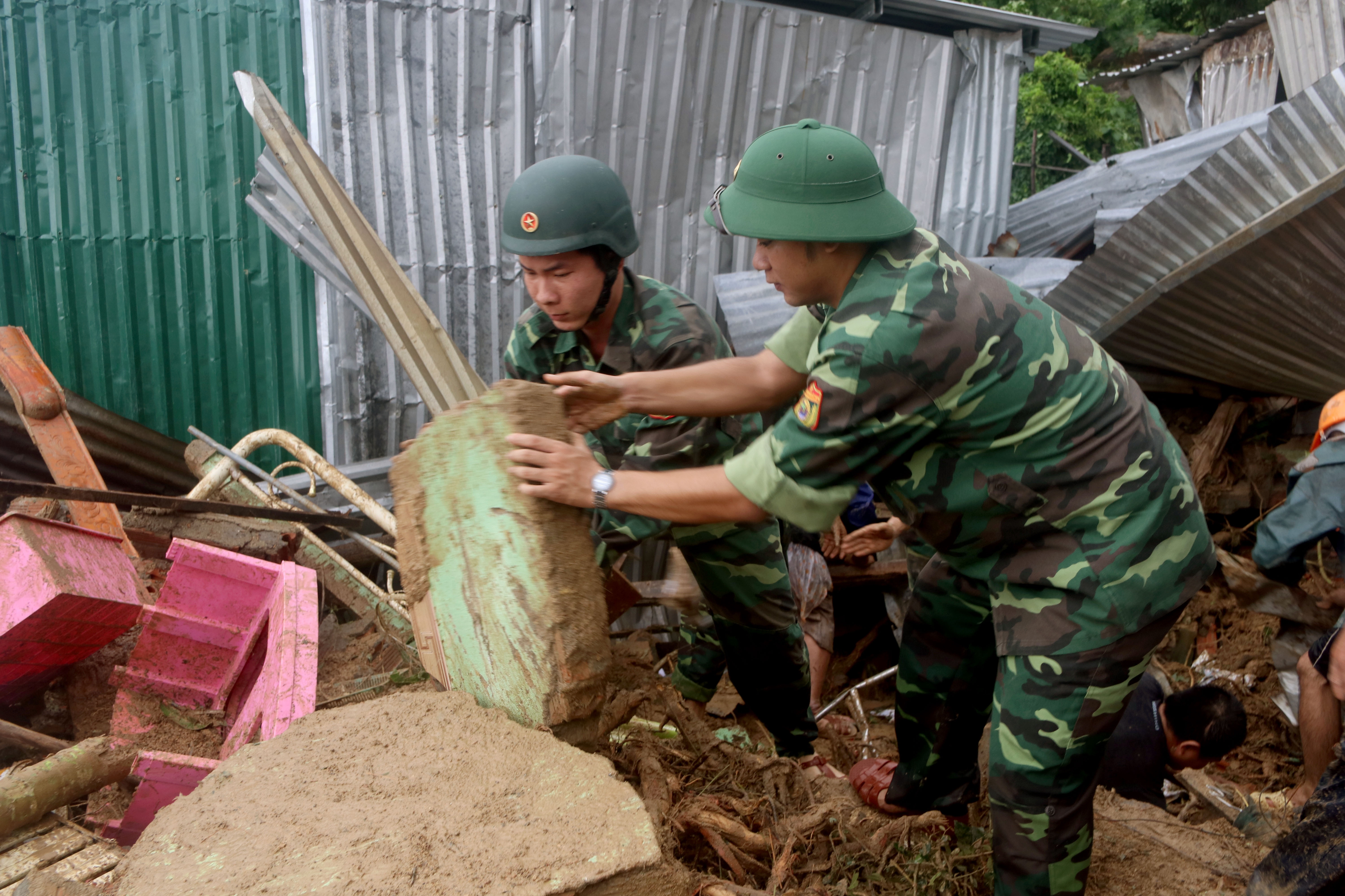 'Thay em dong day duoi tam be tong ma toi khong cuu duoc' hinh anh