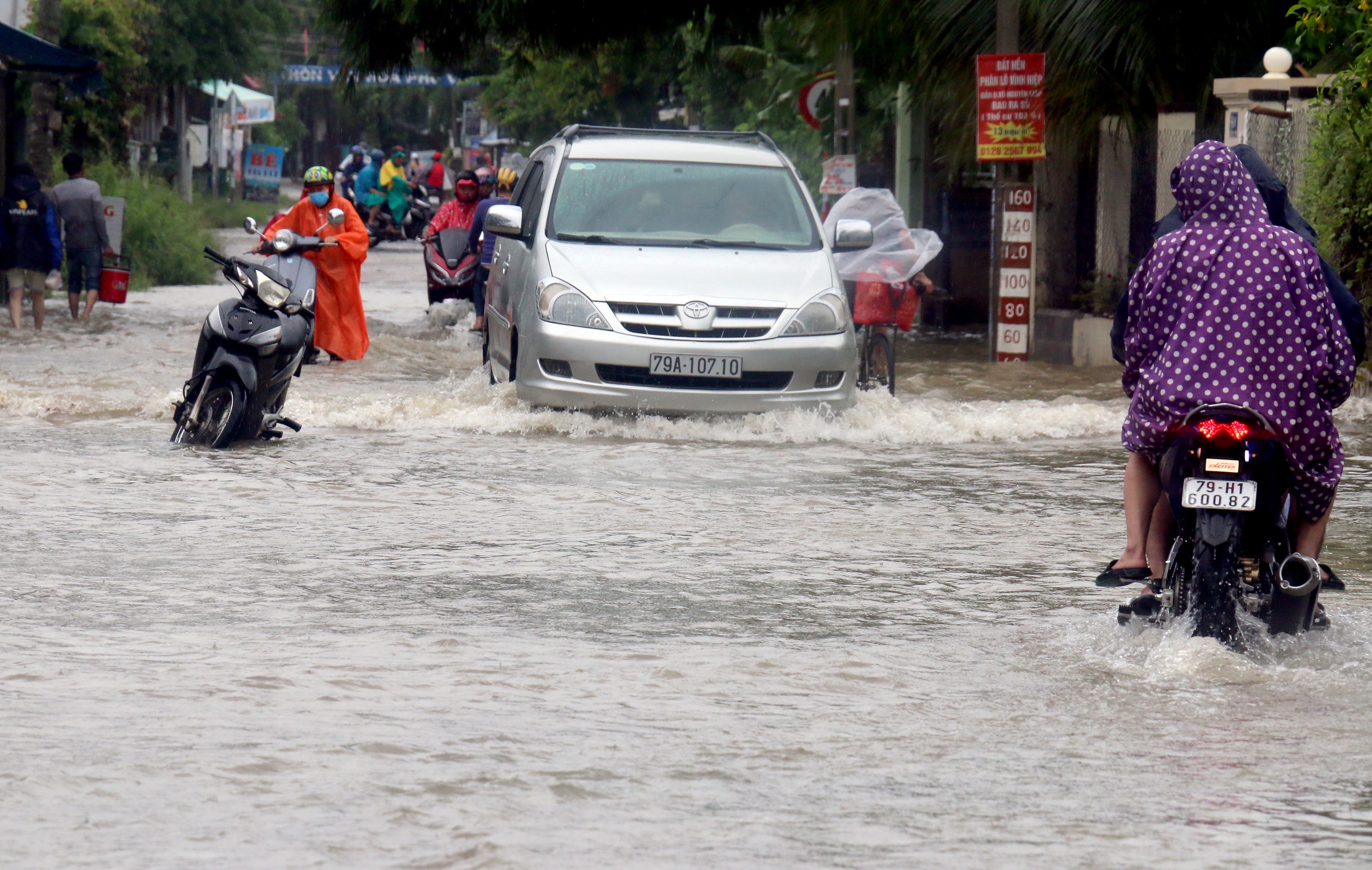 Nha Trang ngap bao so 8 anh 8