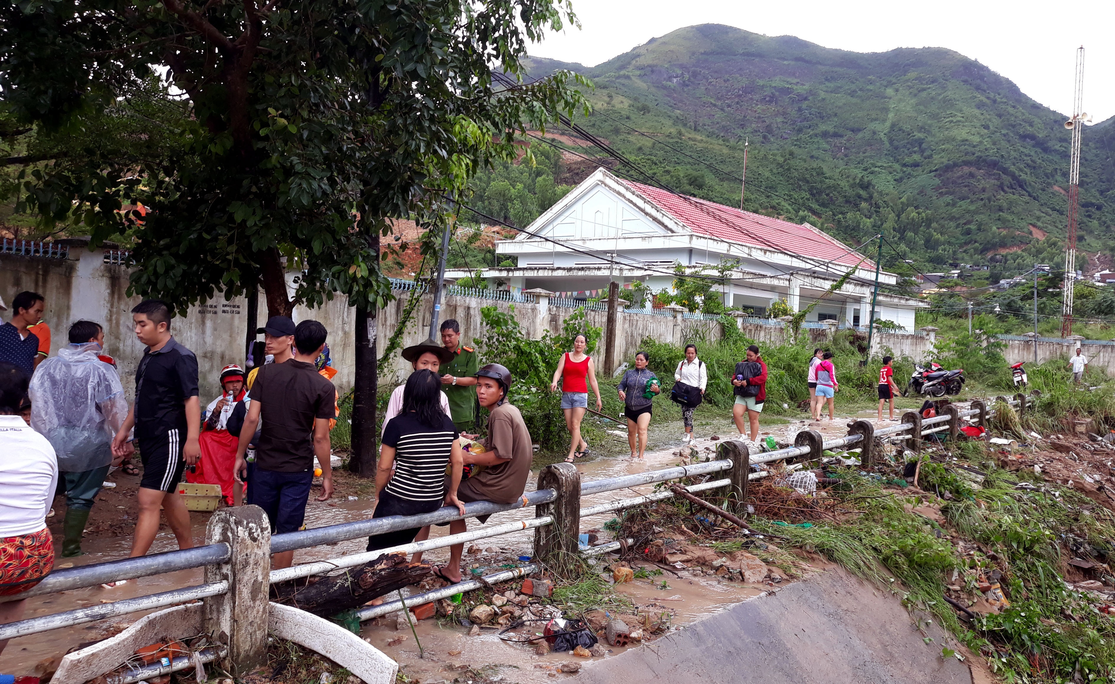 mưa lũ sạt lở làm 12 người chết ở Nha Trang ảnh 10 mua lu sat lo lam 12 nguoi chet o Nha Trang anh 10