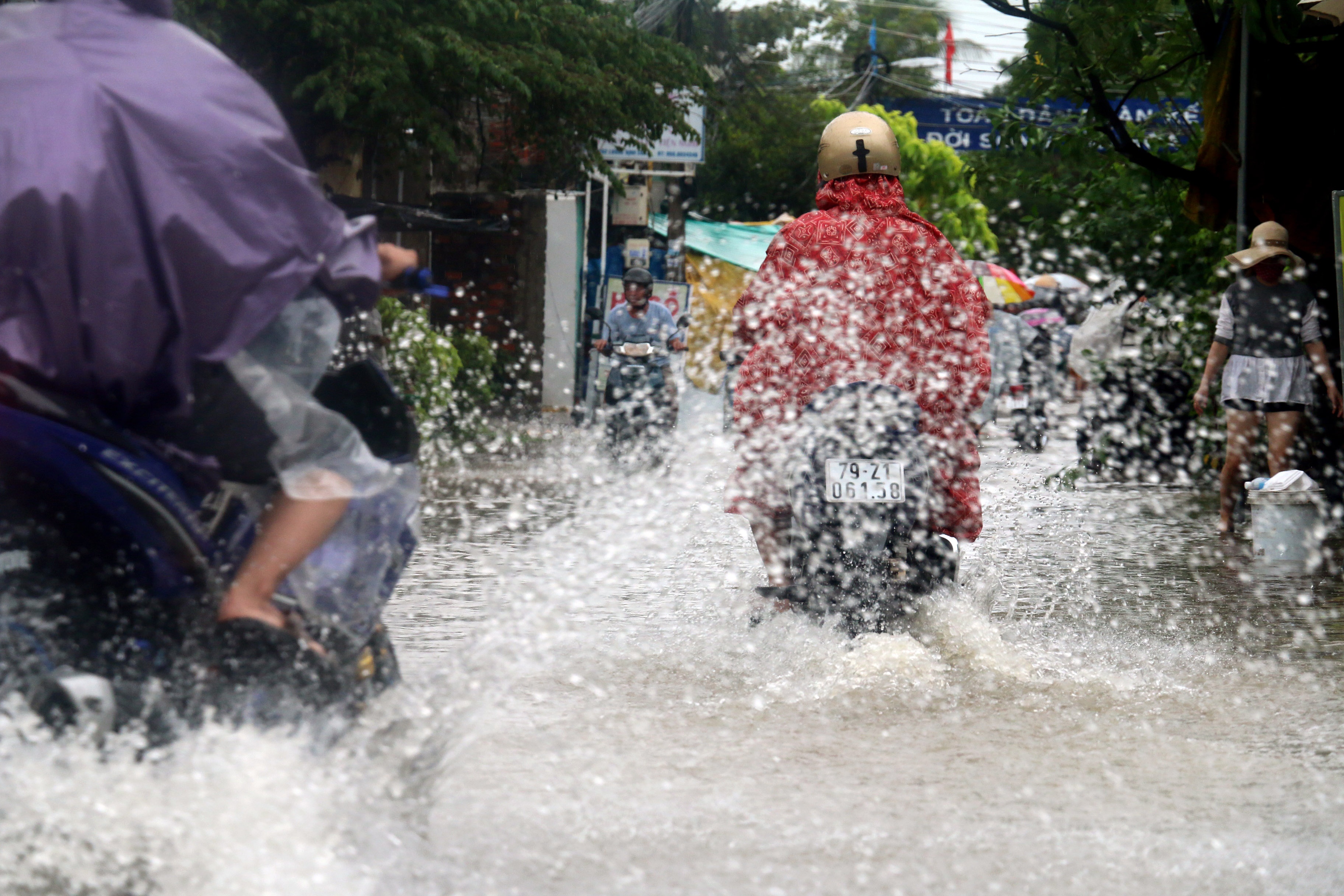 Nha Trang ngap bao so 8 anh 9