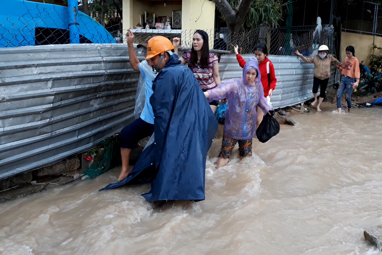 mưa lũ sạt lở làm 12 người chết ở Nha Trang ảnh 11 mua lu sat lo lam 12 nguoi chet o Nha Trang anh 11