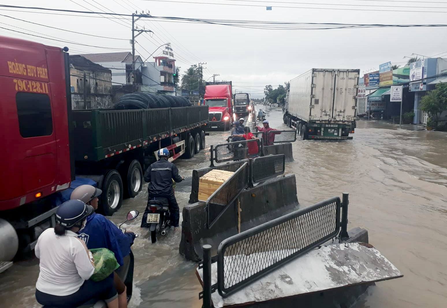 Nha Trang ngap khap noi sau tran mua lon, quoc lo 1 ket nhieu gio hinh anh