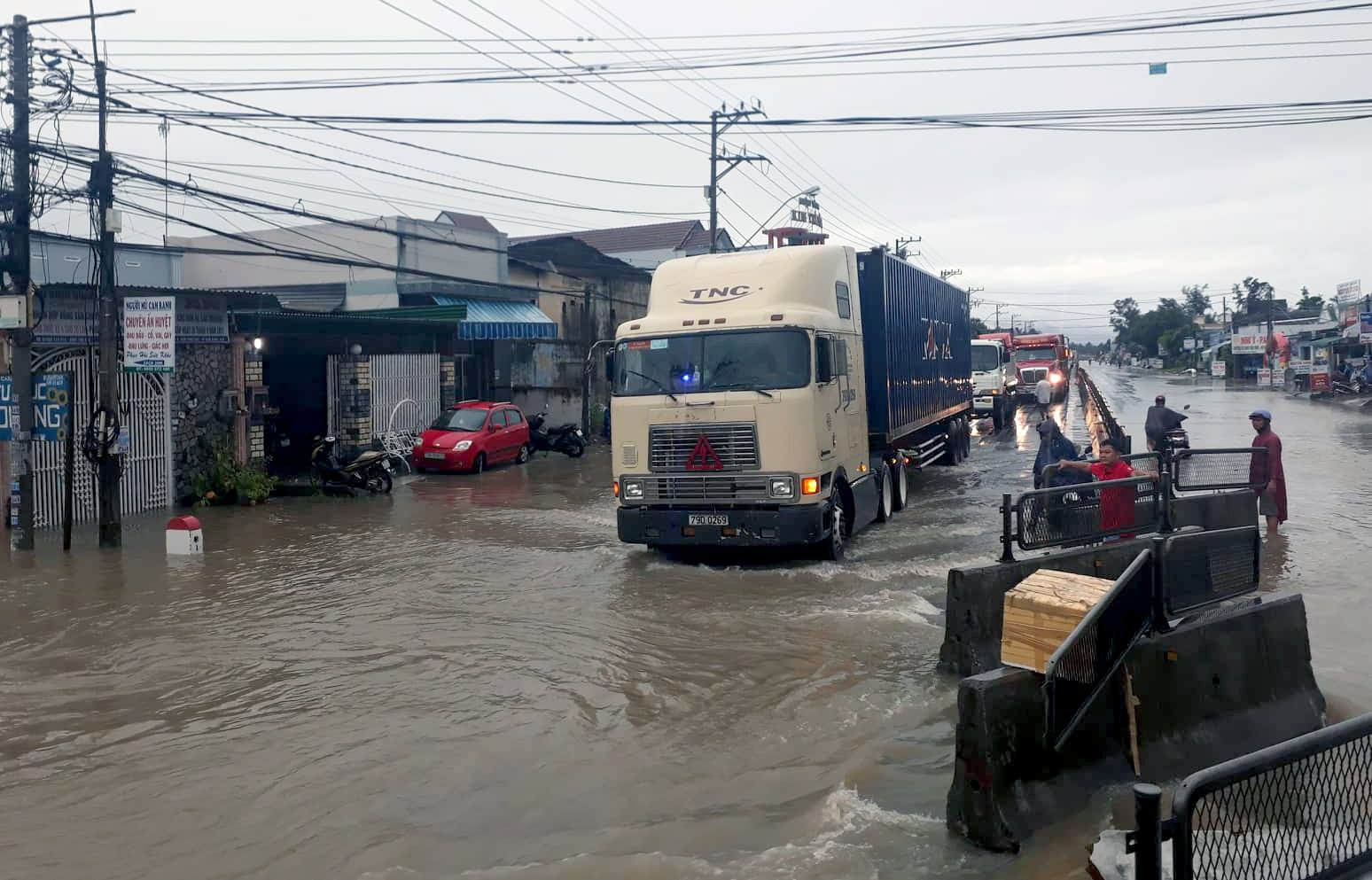 Nha Trang ngap bao so 8 anh 3