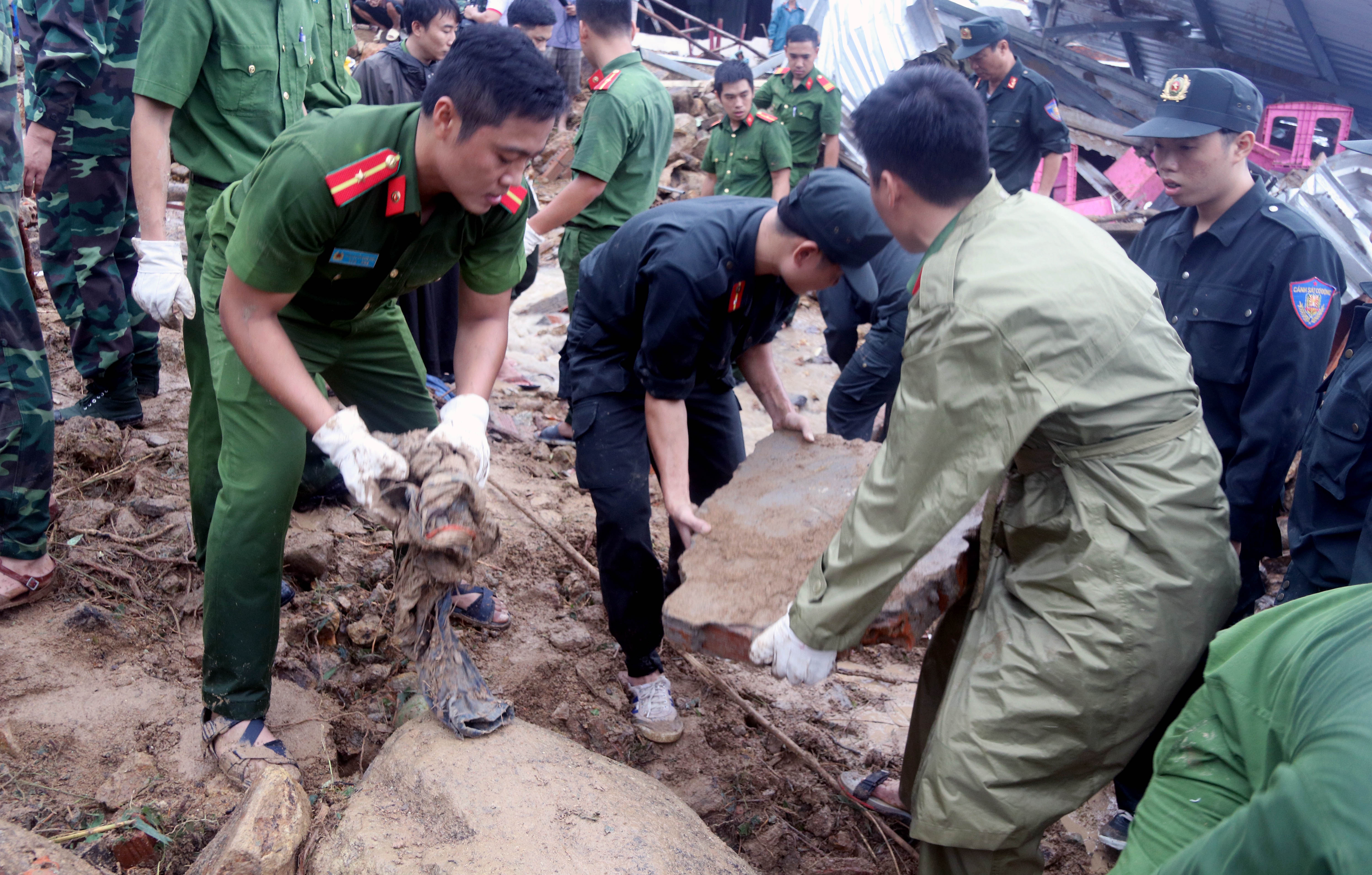 Dung tay boi dat da tim nan nhan bi vui sau tran lo nui o Nha Trang hinh anh