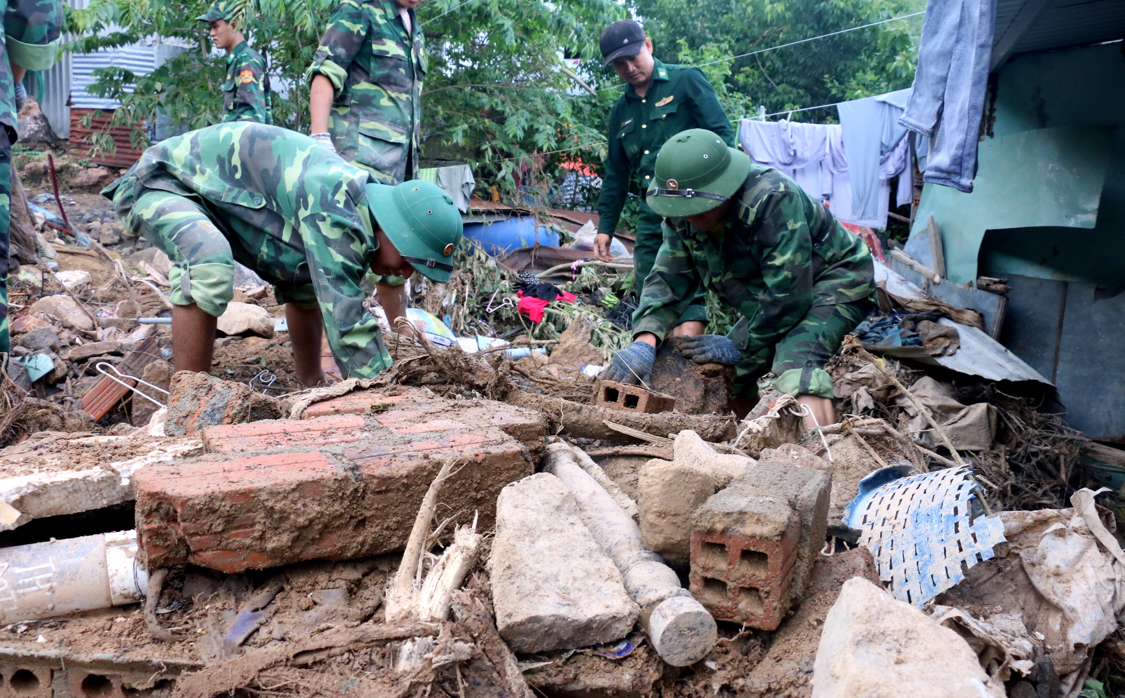 18 nguoi chet do lo dat o Nha Trang hinh anh